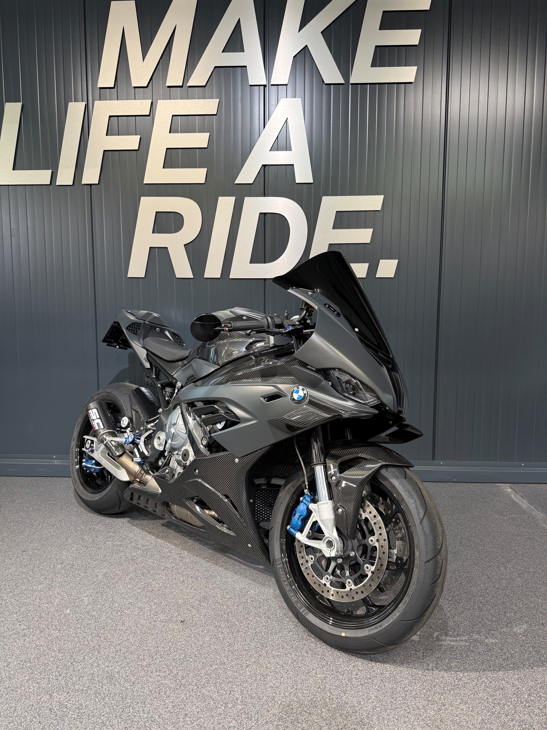 BMW M 1000 RR-image-1