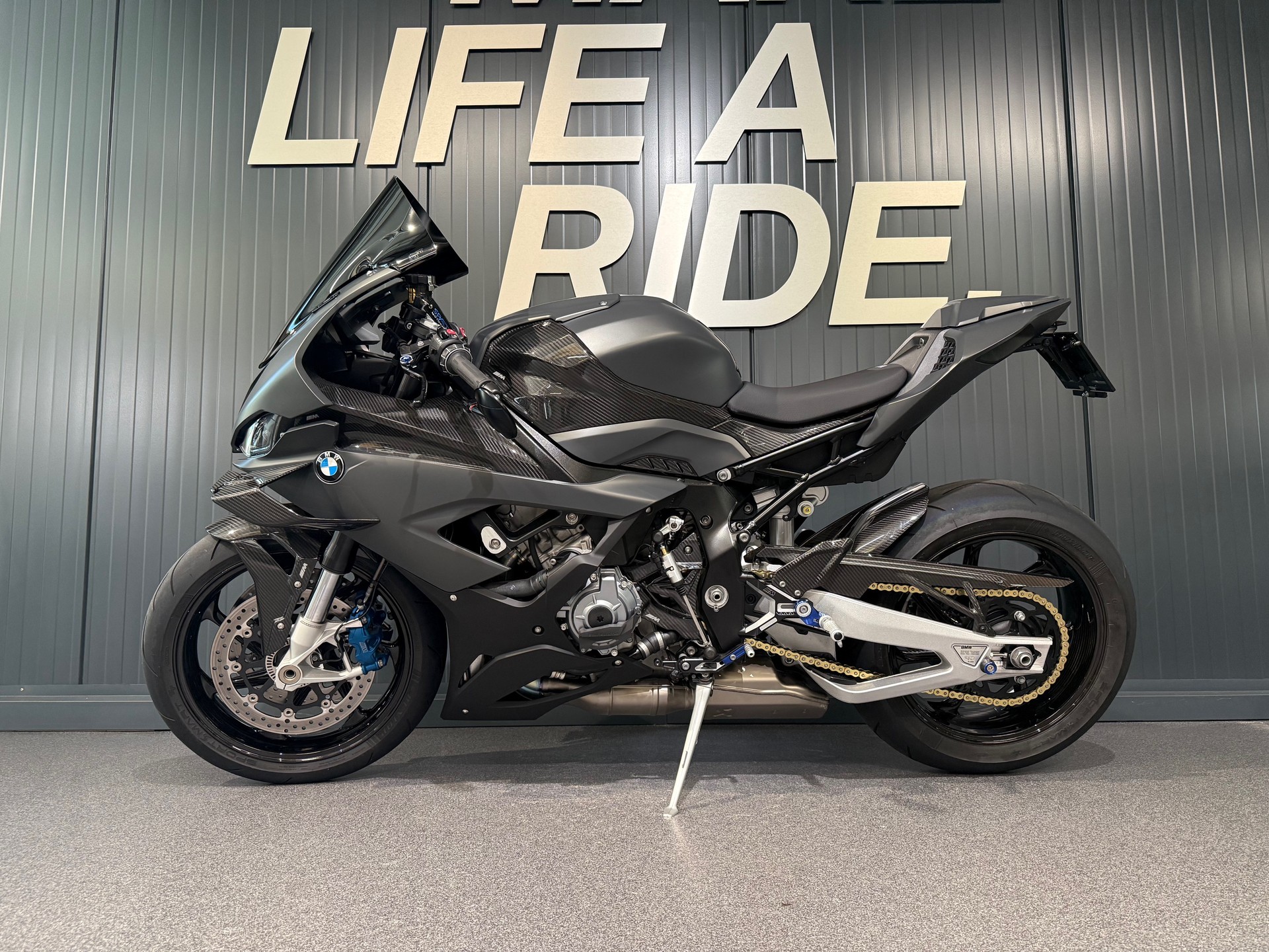 BMW M 1000 RR-image-1