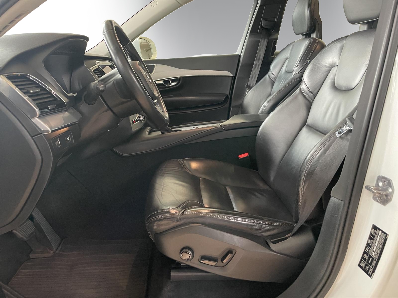 VOLVO XC90 D5 AWD Momentum Geartronic-image-8