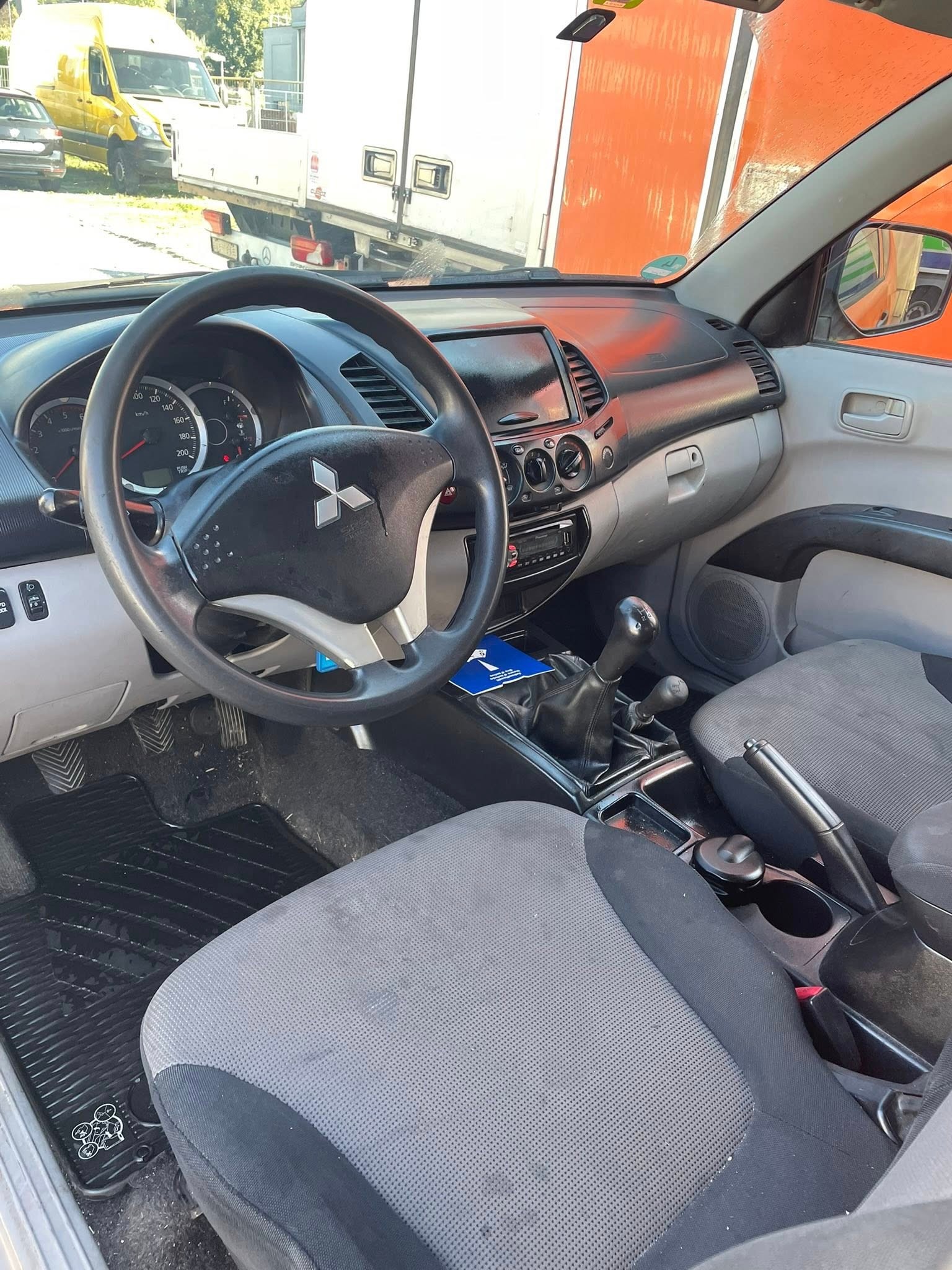 MITSUBISHI L 200 2.5 DID Invite Club Cab-image-8