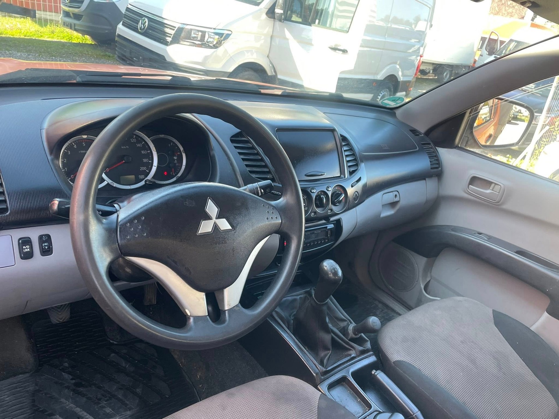 MITSUBISHI L 200 2.5 DID Invite Club Cab-image-9