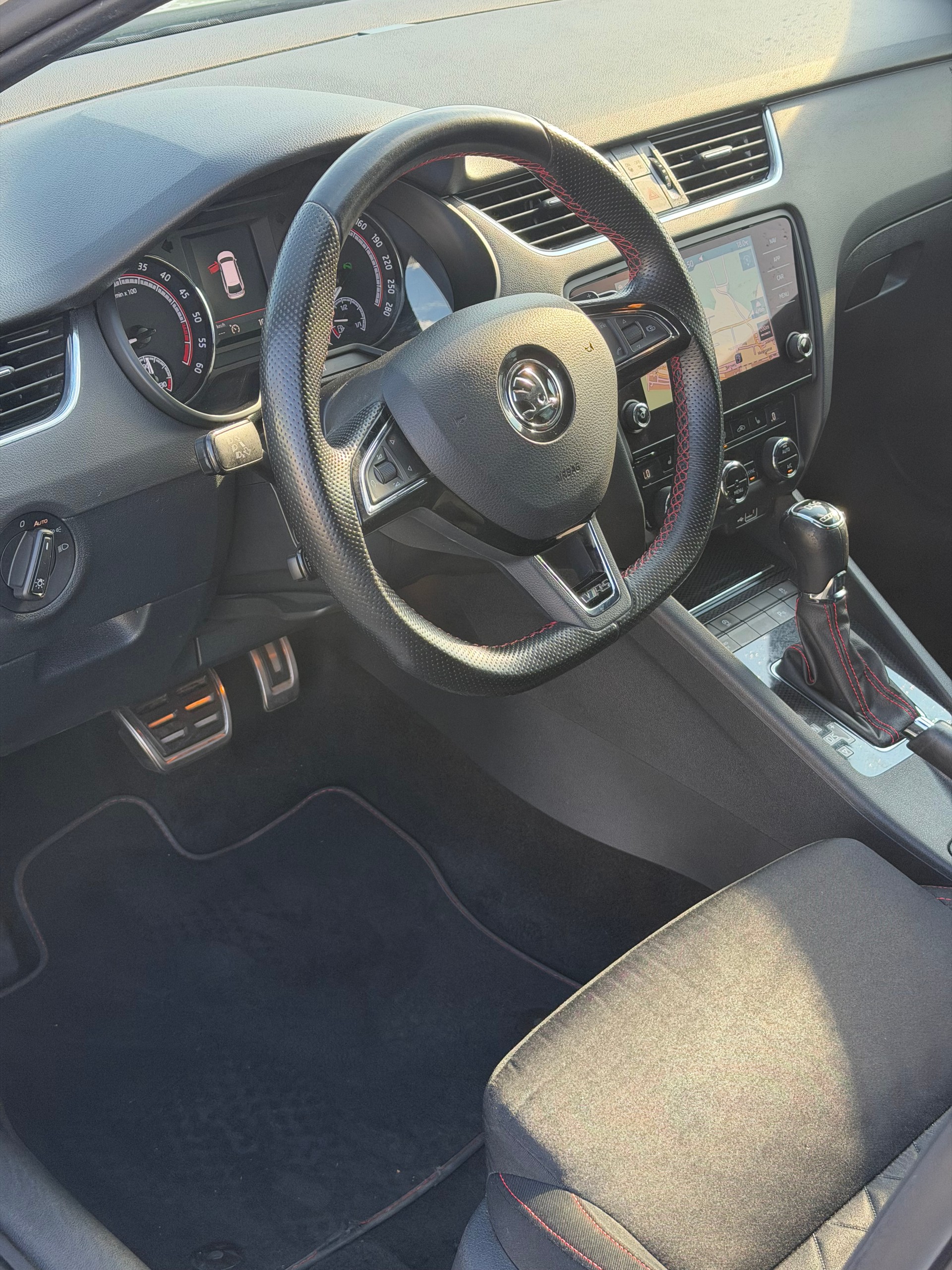 SKODA Octavia Combi 2.0 TDI RS 4x4 DSG-image-10