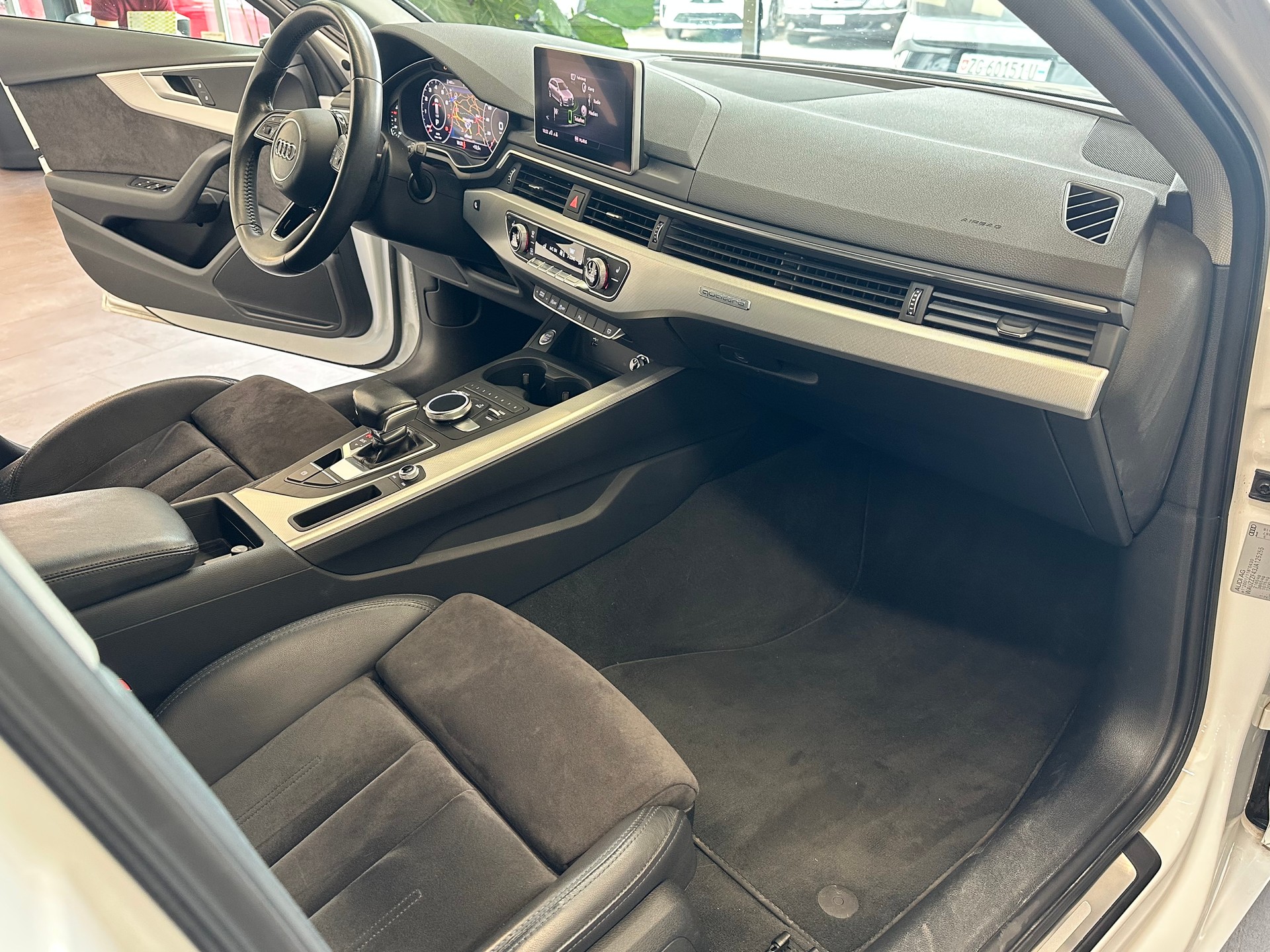 AUDI A4 Avant 2.0 TFSI Sport quattro S-tronic-image-16