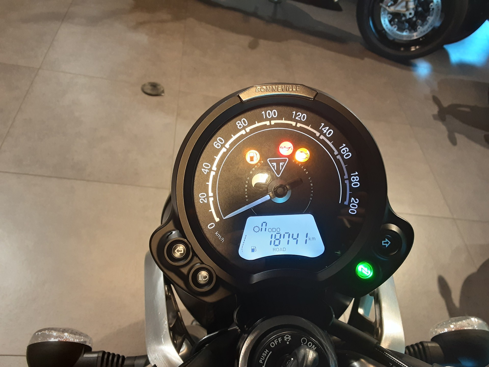 TRIUMPH Street Twin 900 Gold Line (35kW)-image-7