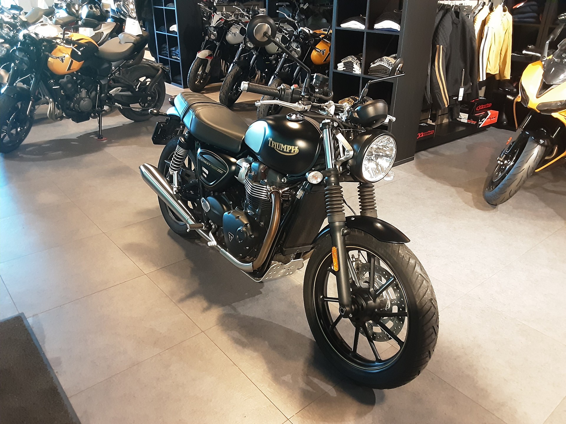 TRIUMPH Street Twin 900 Gold Line (35kW)-image-2