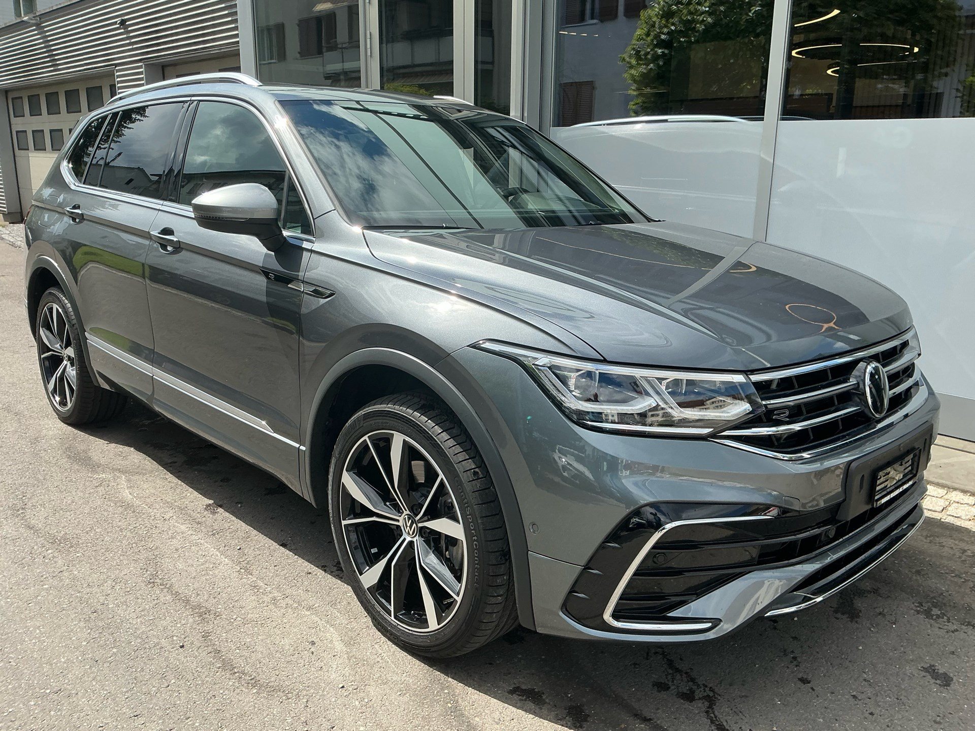 VW Tiguan Allspace R-LINE 4 MOTION *** PANORAMAGLASDACH & ANHÄNGEKUPPLUNG ***-showroom-element-2