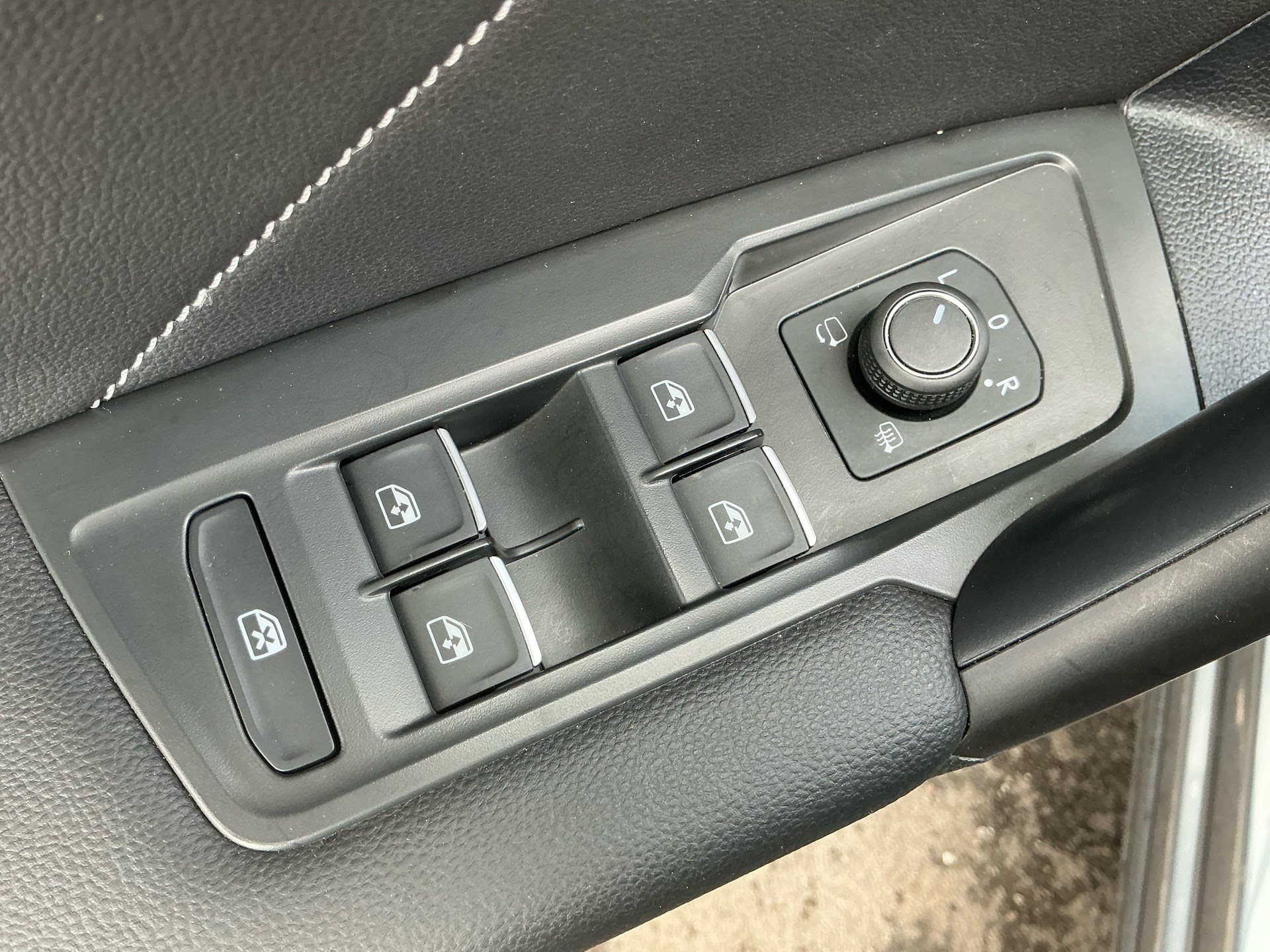 VW Tiguan Allspace R-LINE 4 MOTION *** PANORAMAGLASDACH & ANHÄNGEKUPPLUNG ***-image-26