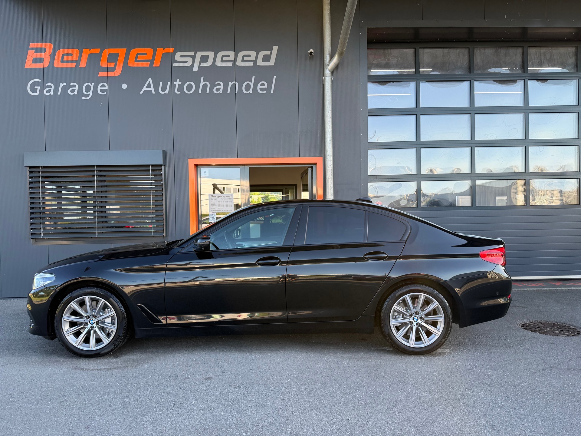 BMW 530d xDrive Sport Line Steptronic-showroom-element-1