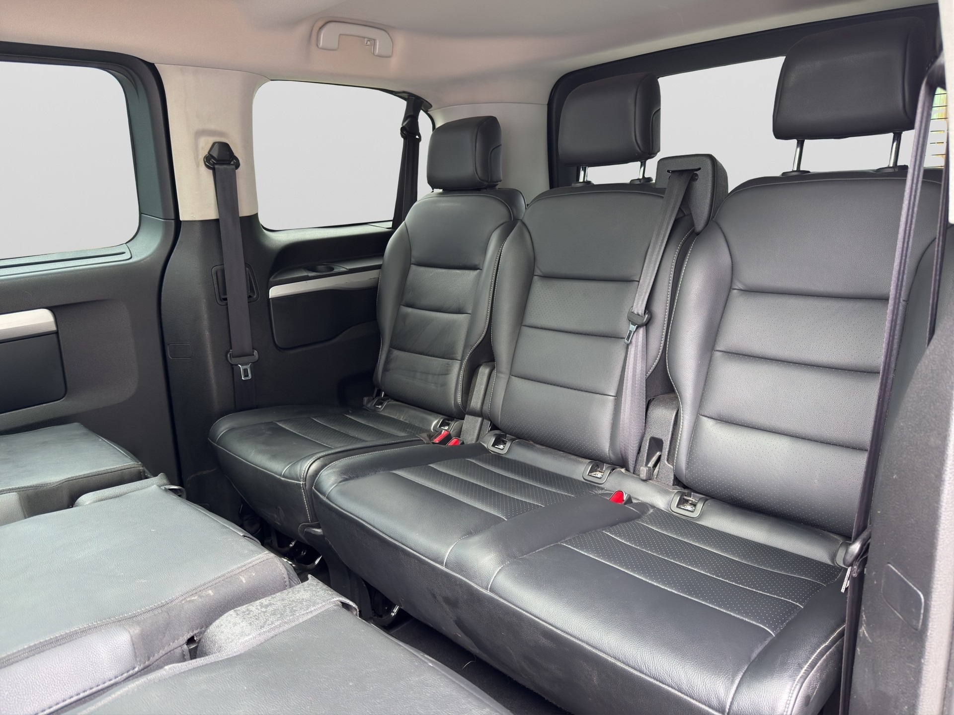 PEUGEOT Traveller 2.0 BlueHDi Allure Standard EAT-image-17