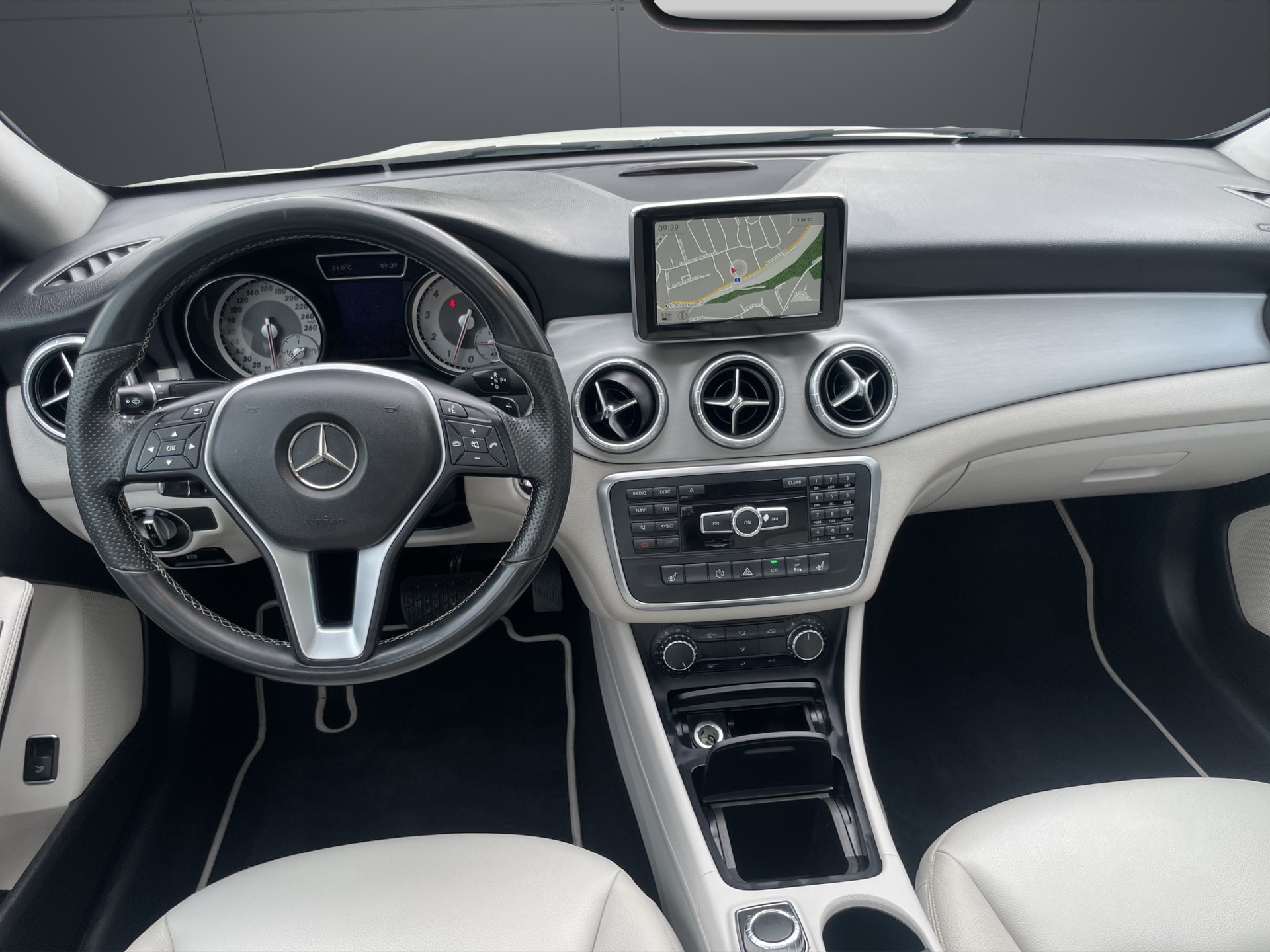 MERCEDES-BENZ CLA 250 Urban 7G-DCT 4Matic-image-9