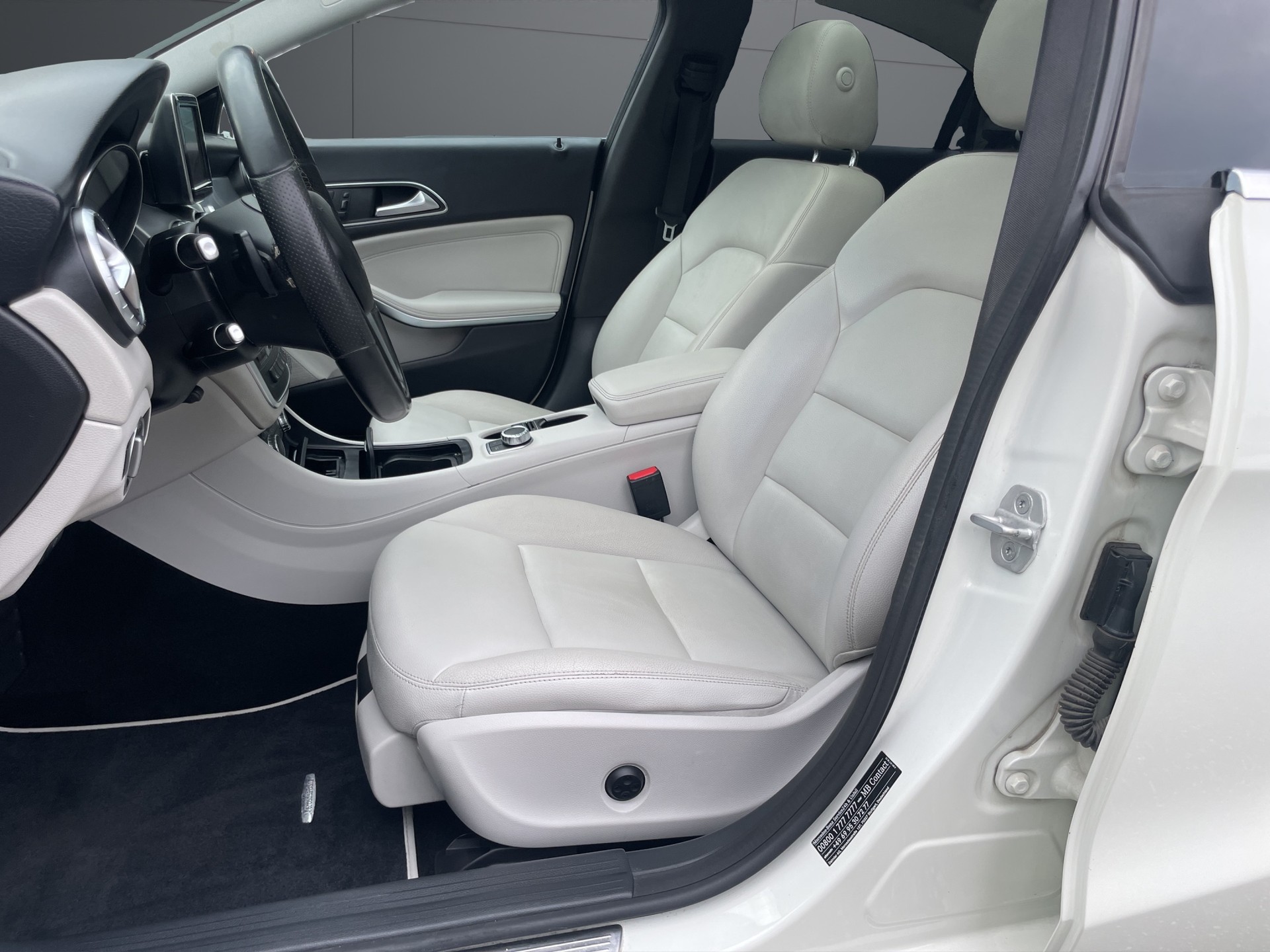 MERCEDES-BENZ CLA 250 Urban 7G-DCT 4Matic-image-6