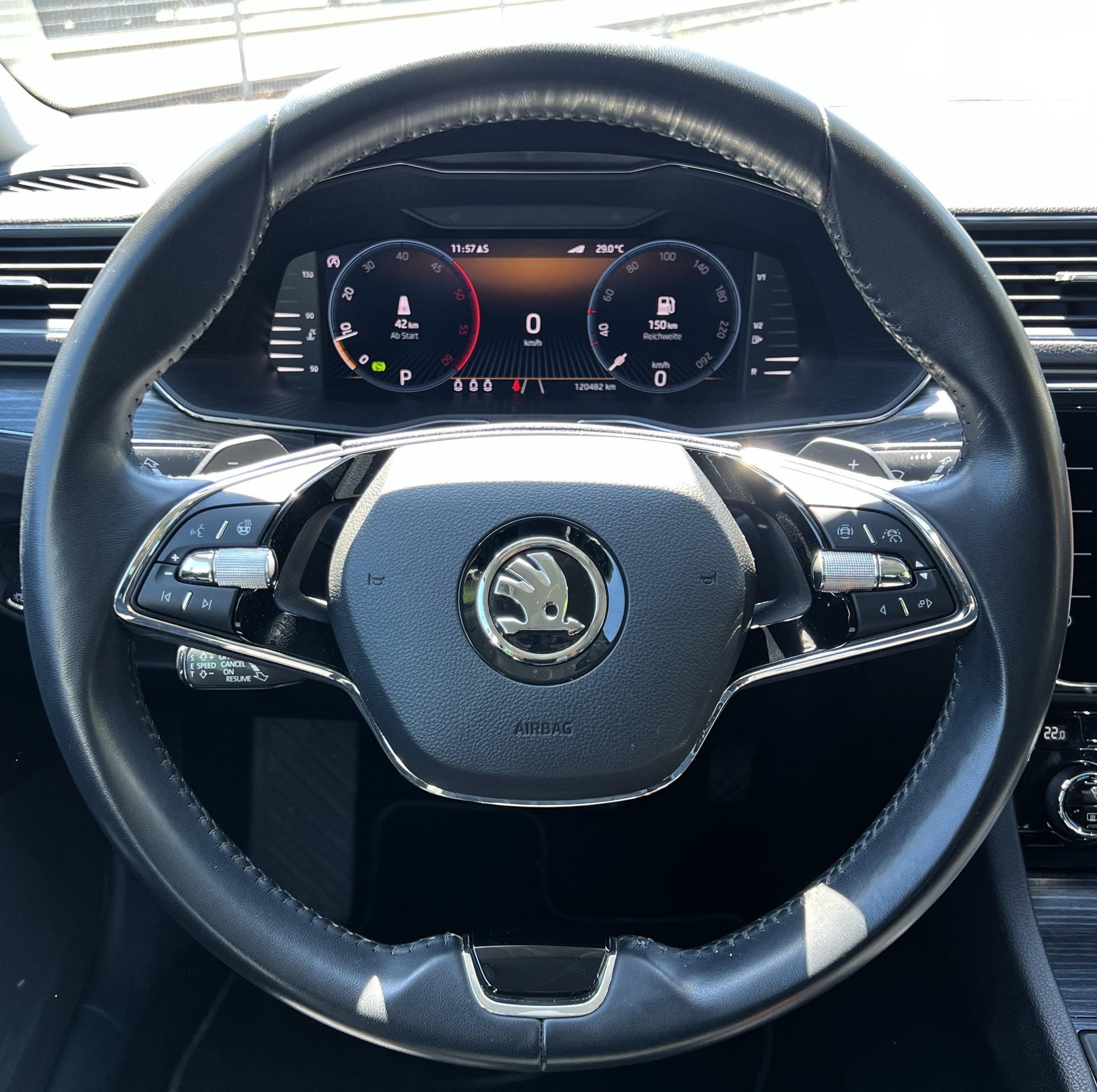 SKODA Superb Combi 2.0 TDi Style 4x4 DSG-image-21