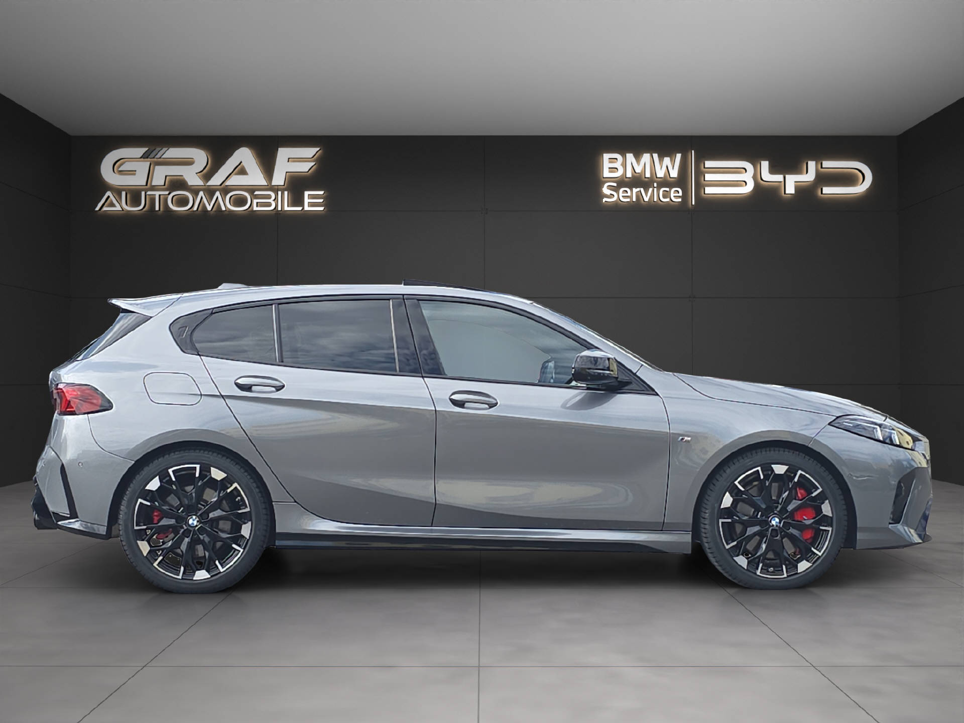 BMW M135 xDrive M Sport PRO ** 5 Jahre GARANTIE // 80'350 CHF Neupreis **-showroom-element-3