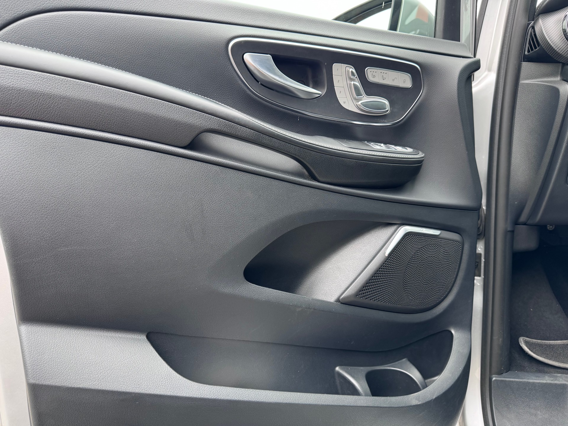 MERCEDES-BENZ V 300 d lang Avantgarde 4Matic 9G-Tronic-image-12
