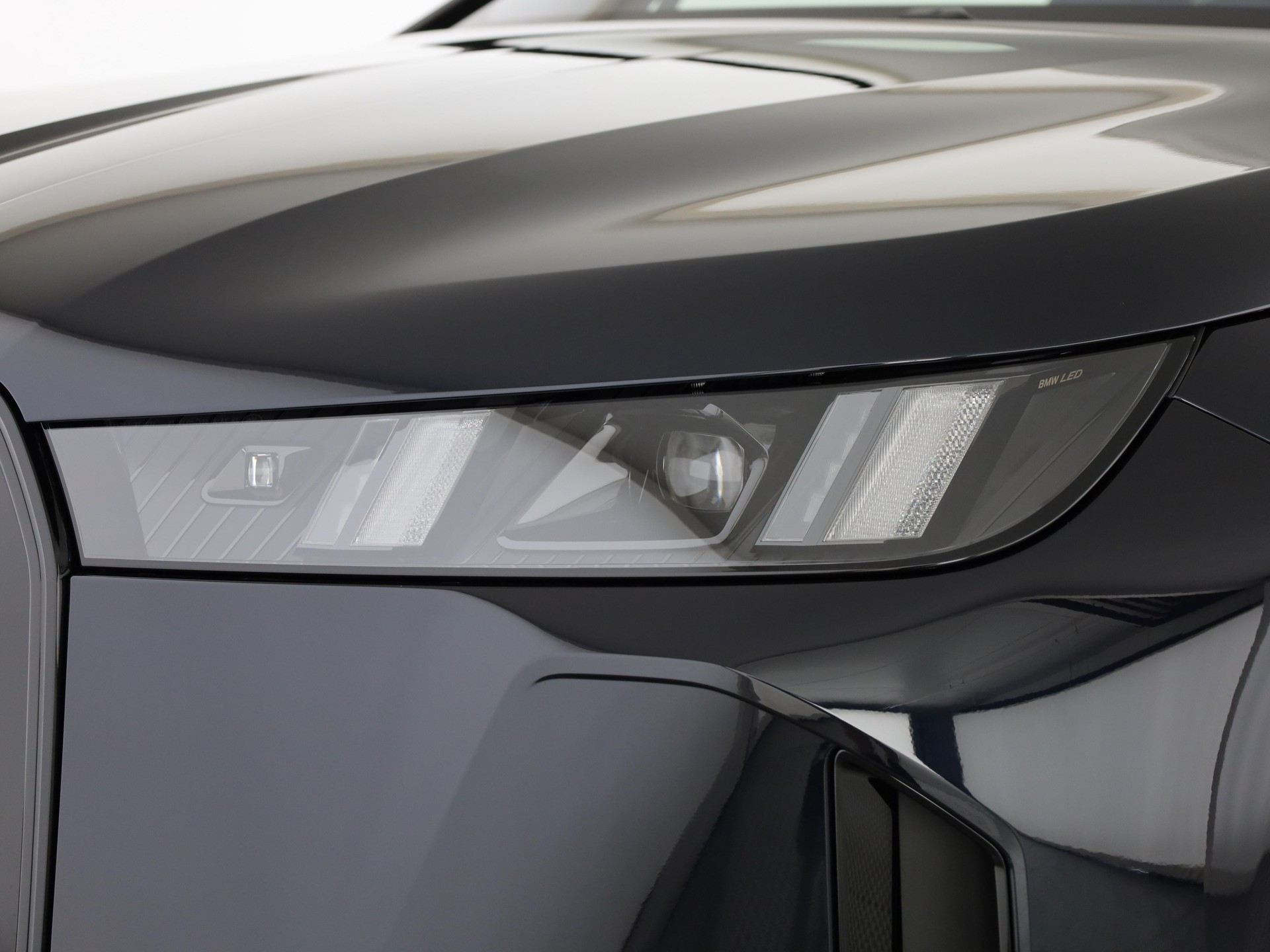 BMW iX xDrive60-image-5