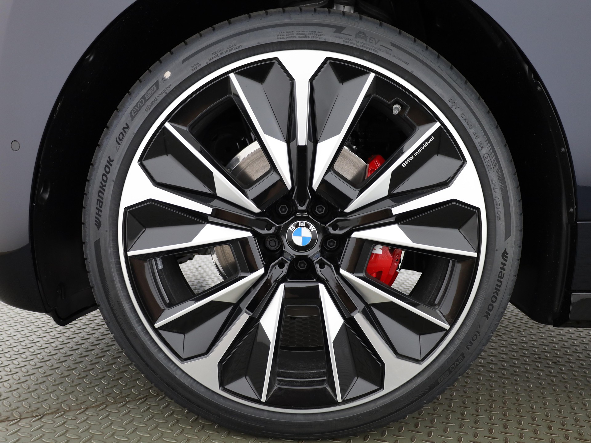 BMW iX xDrive60-image-6