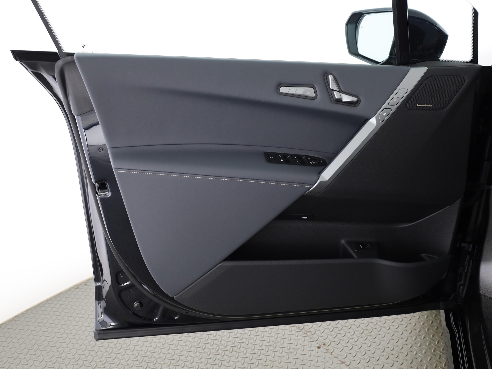 BMW iX xDrive60-image-10