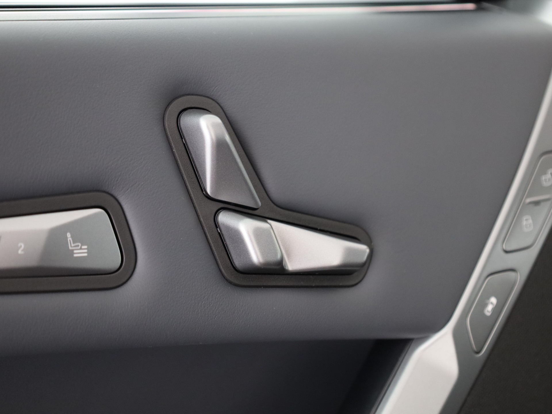 BMW iX xDrive60-image-13