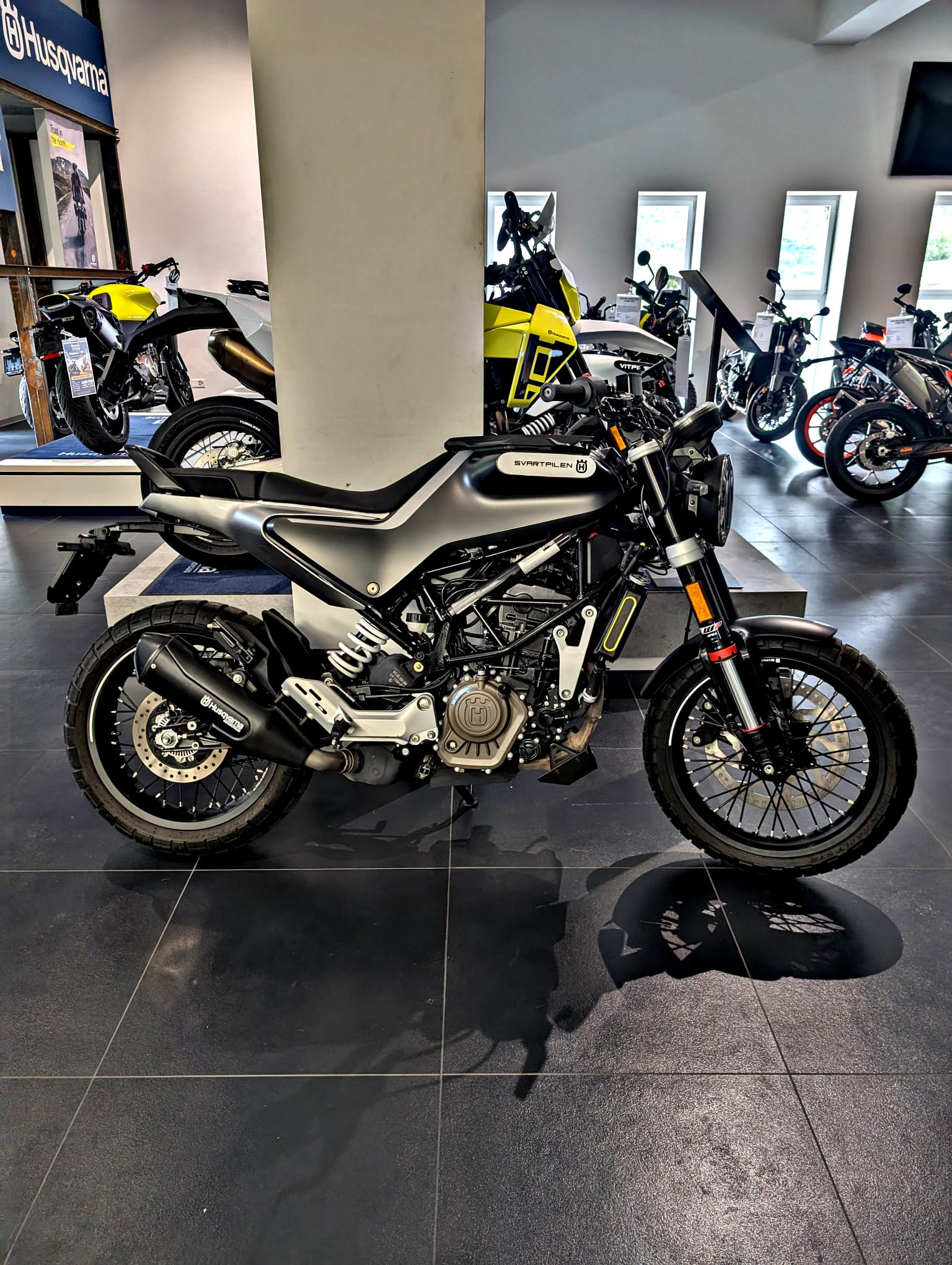 HUSQVARNA Svartpilen 125-image-1