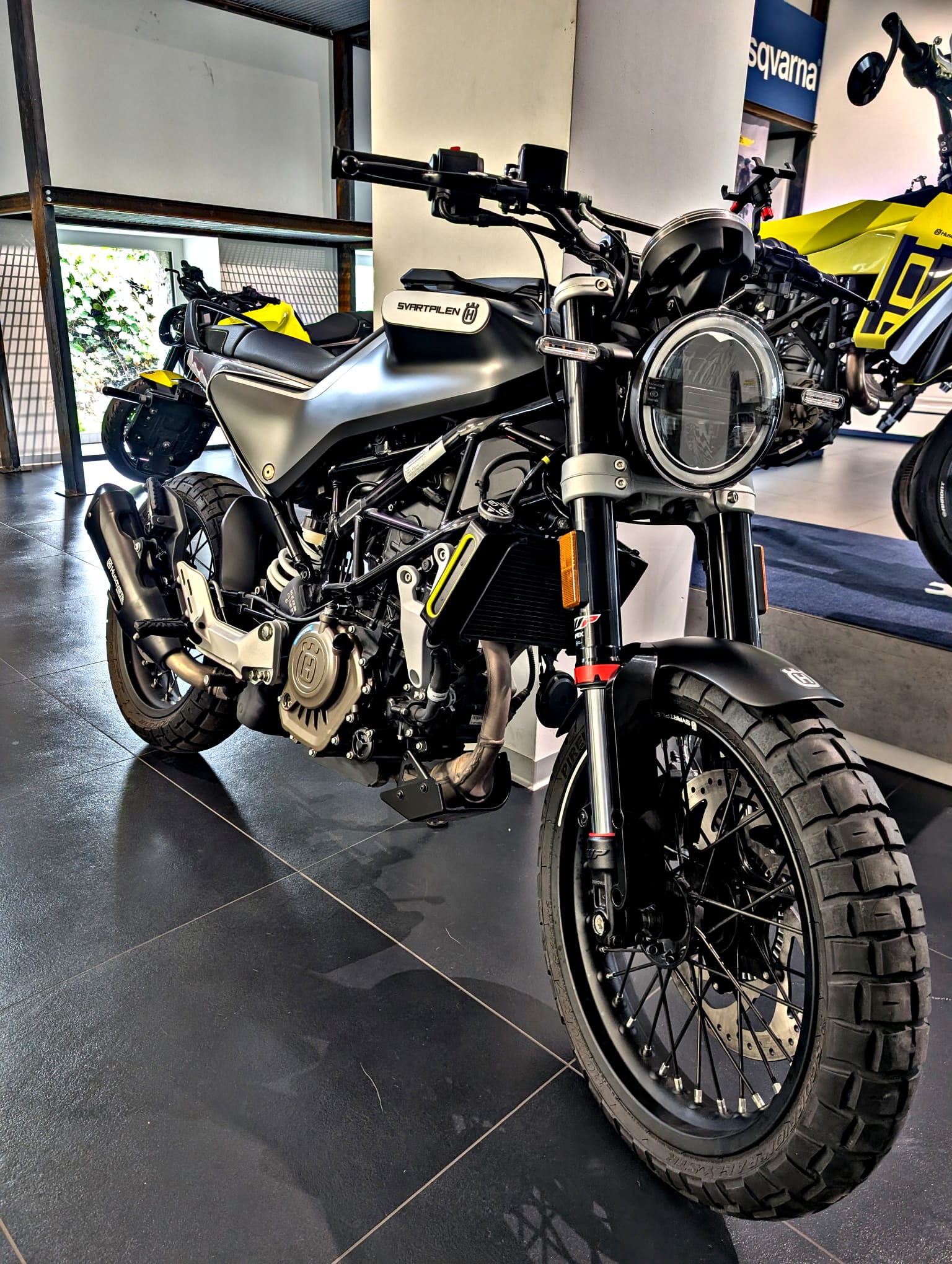 HUSQVARNA Svartpilen 125-image-0