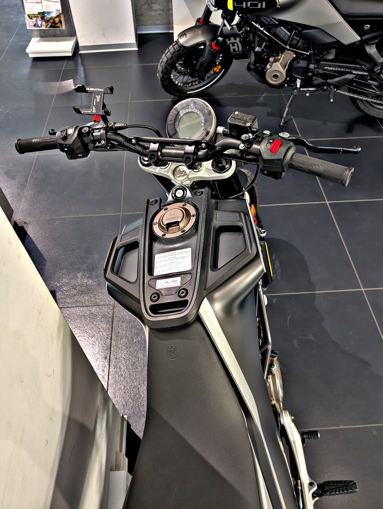 HUSQVARNA Svartpilen 125-image-4