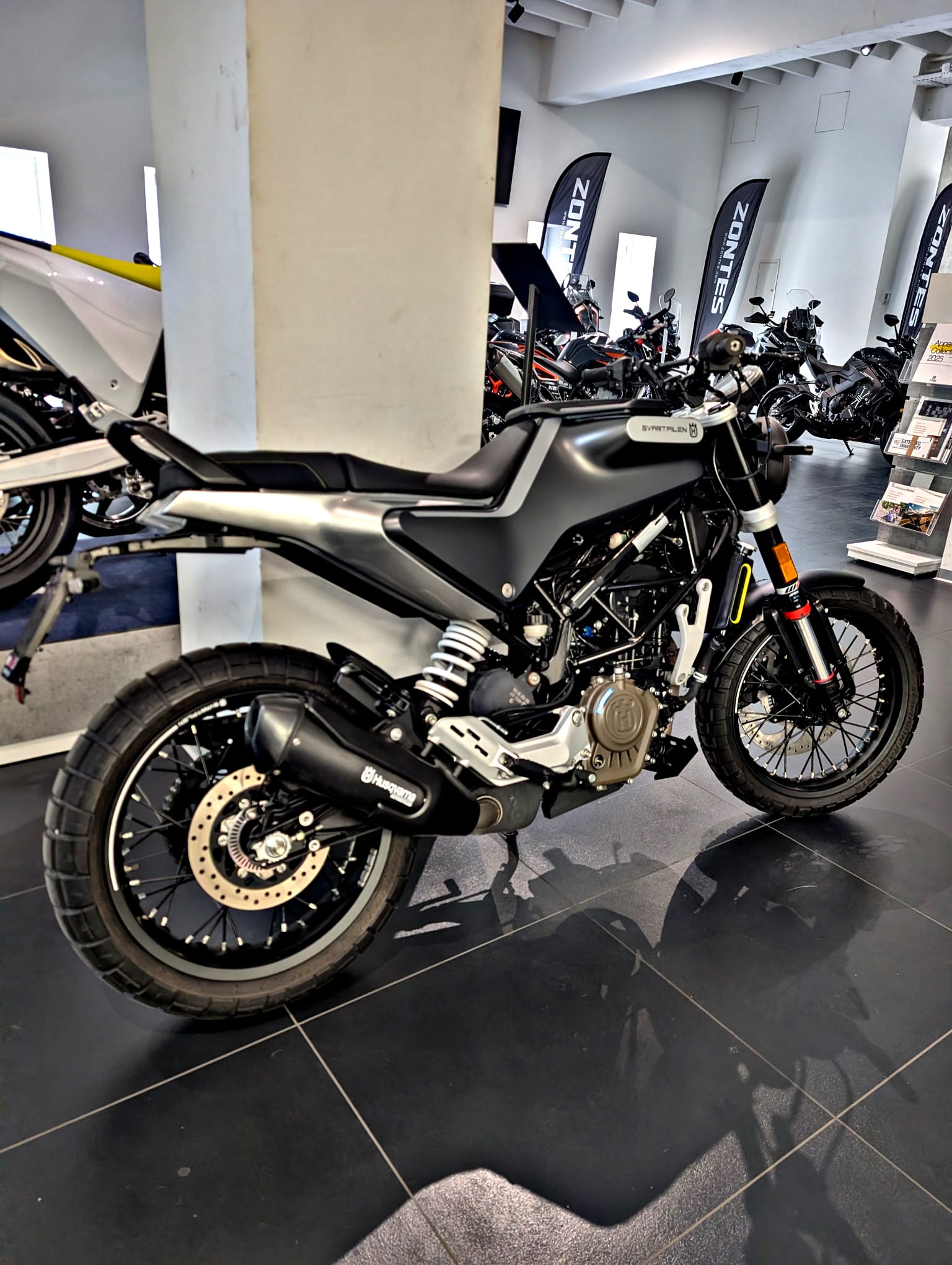 HUSQVARNA Svartpilen 125-image-2