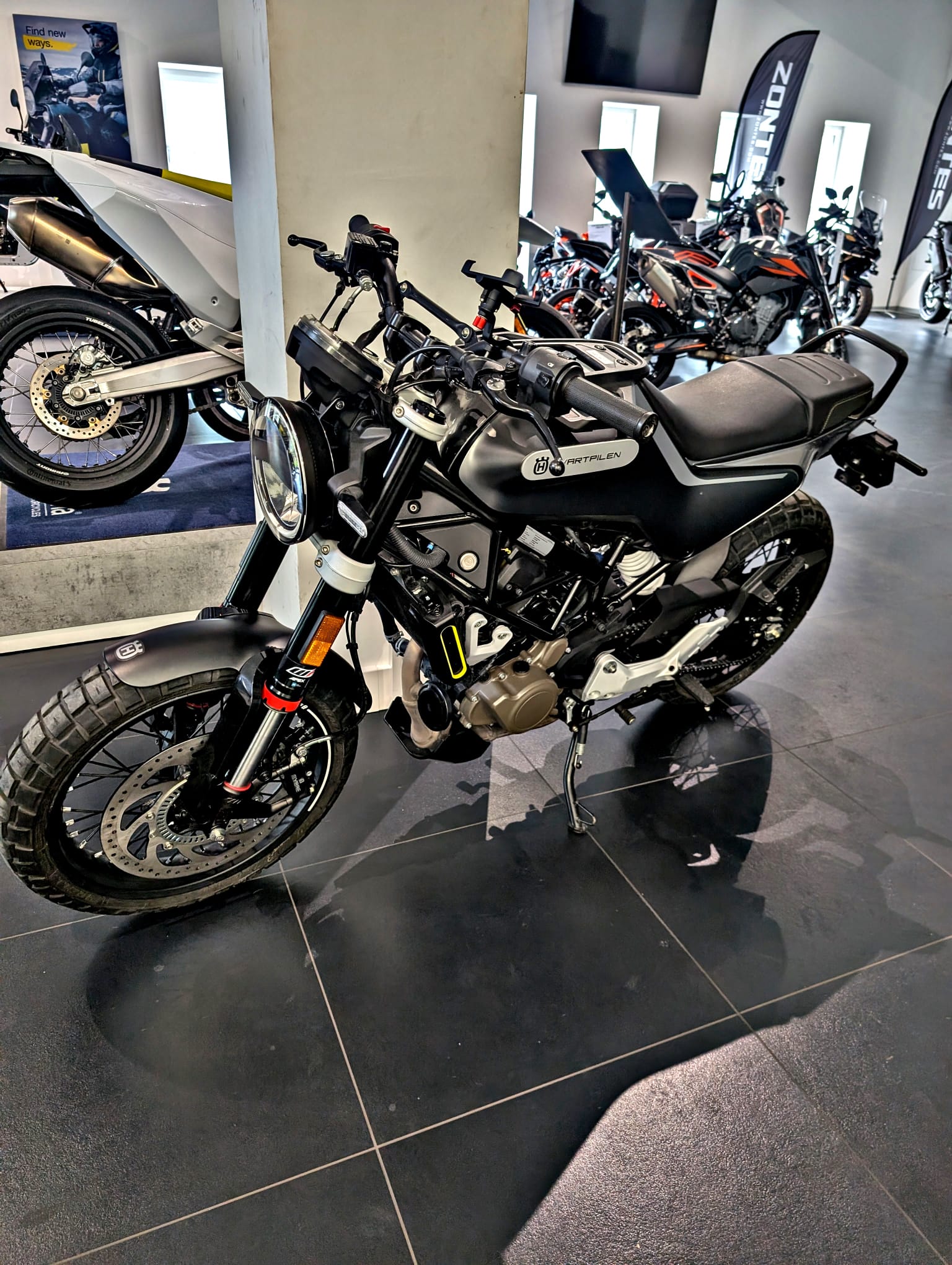 HUSQVARNA Svartpilen 125-image-3