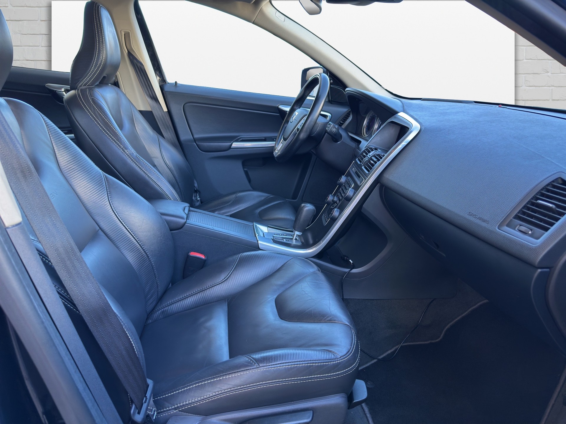 VOLVO XC60 D3 AWD R-Design Geartronic-image-11