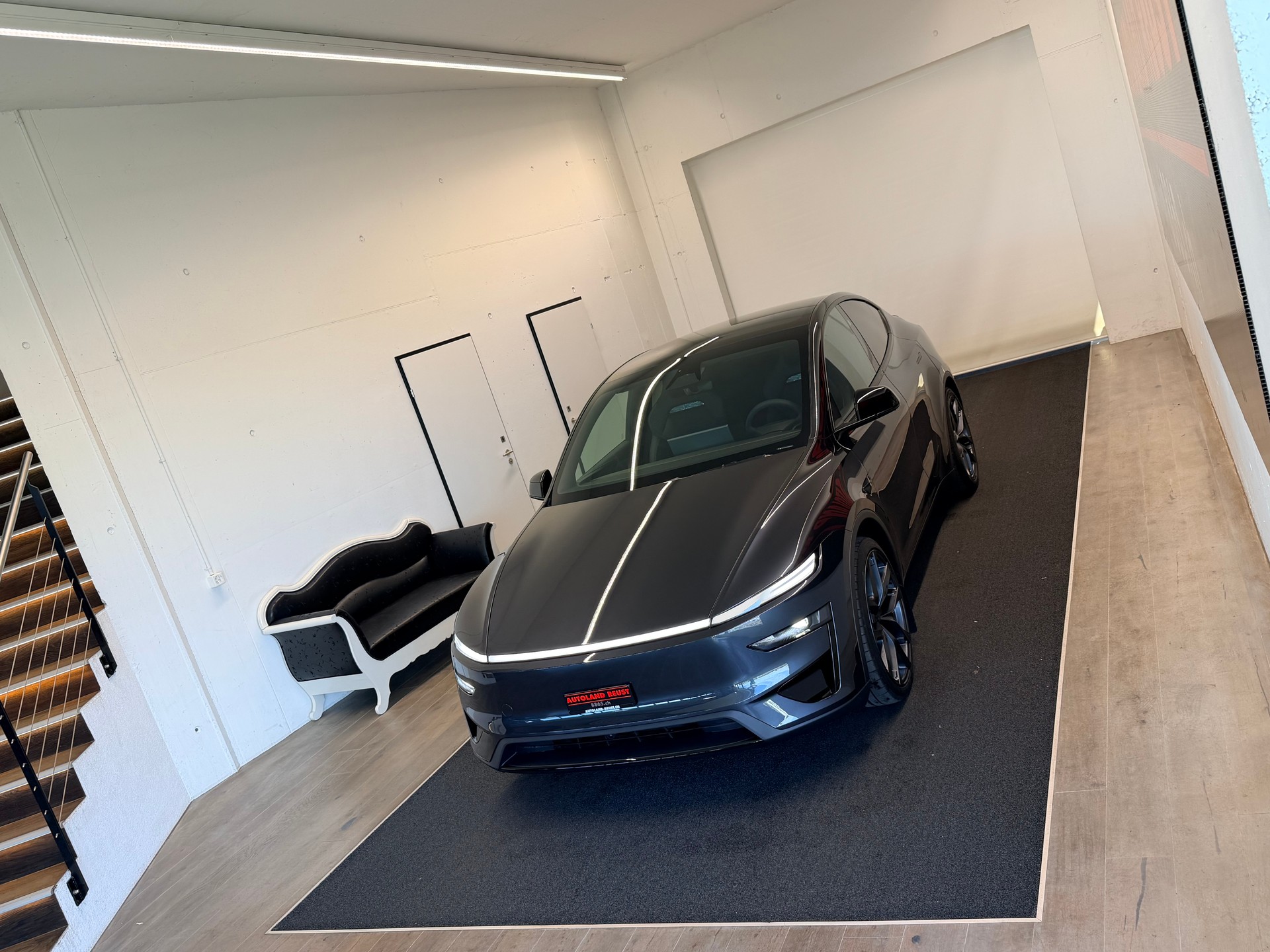 TESLA Model Y Performance-showroom-element-3