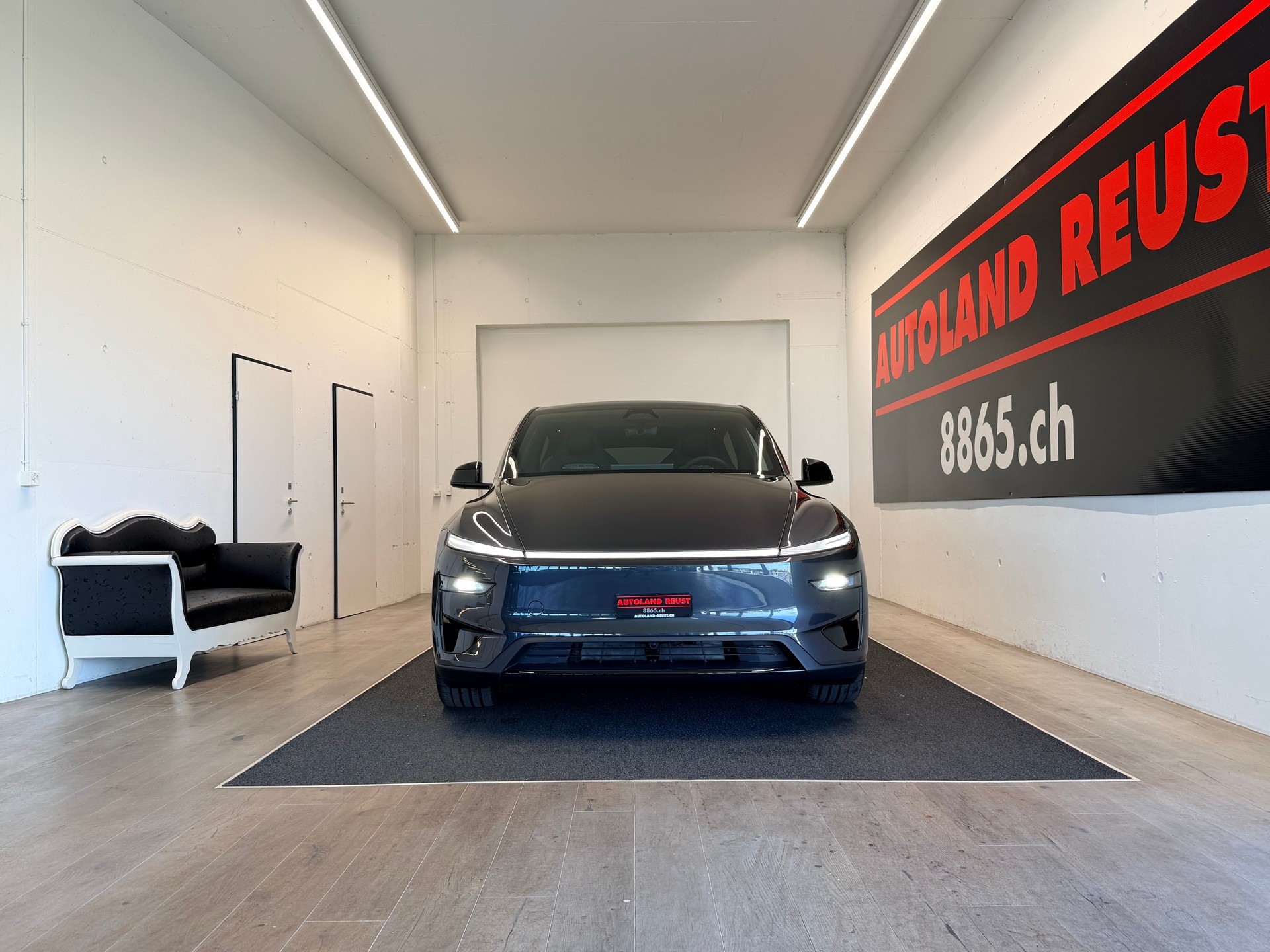 TESLA Model Y Performance-showroom-element-1