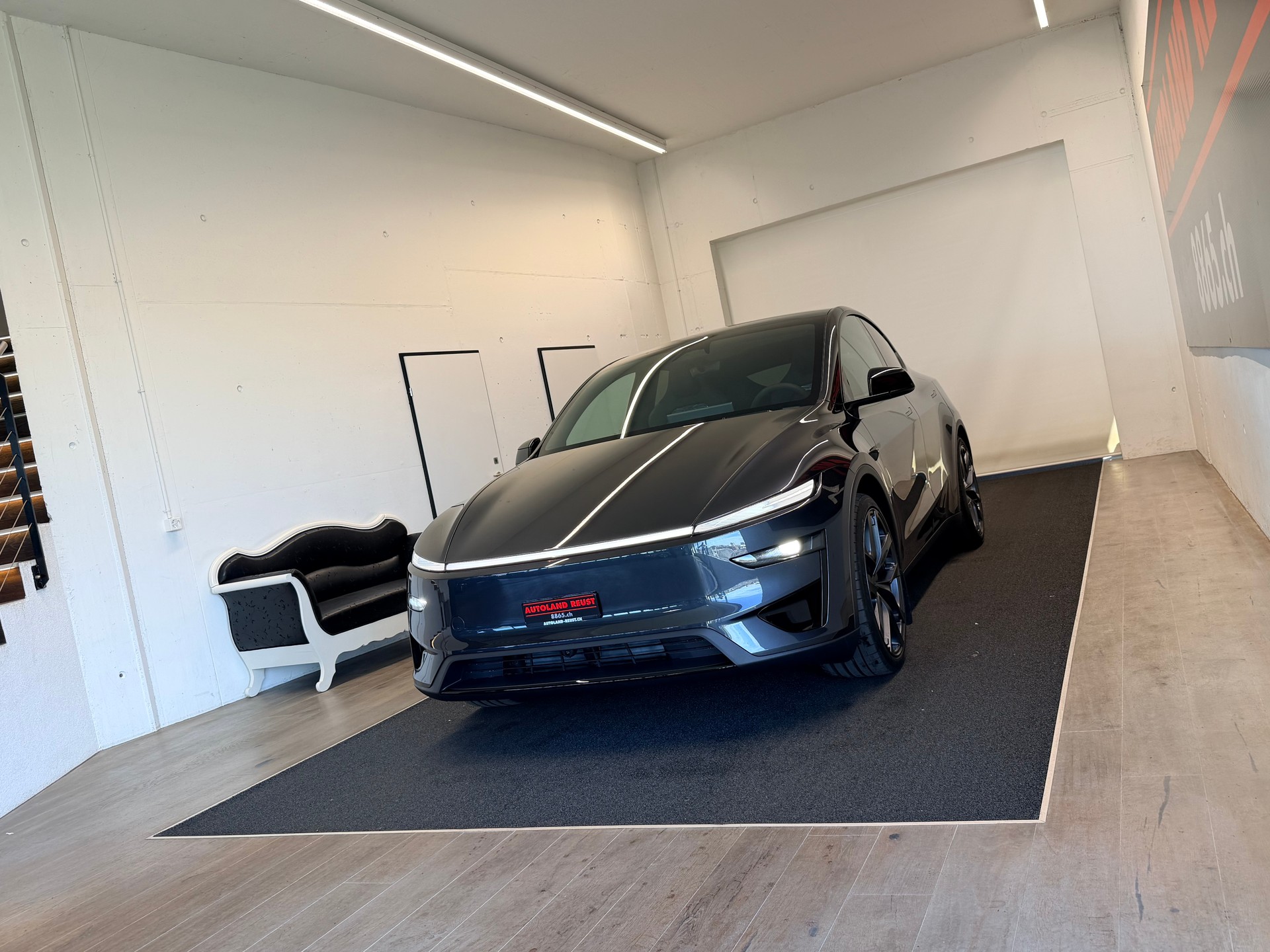 TESLA Model Y Performance-showroom-element-2