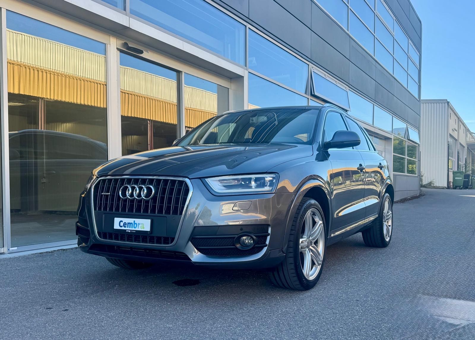 AUDI Q3 2.0 TFSI quattro S-tronic-showroom-element-2