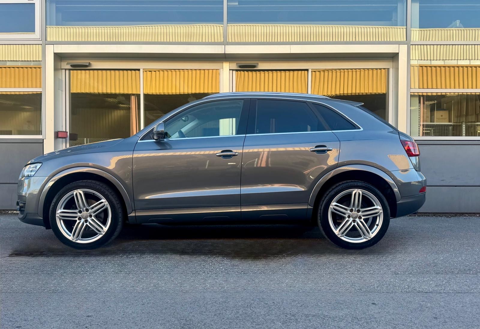 AUDI Q3 2.0 TFSI quattro S-tronic-showroom-element-1