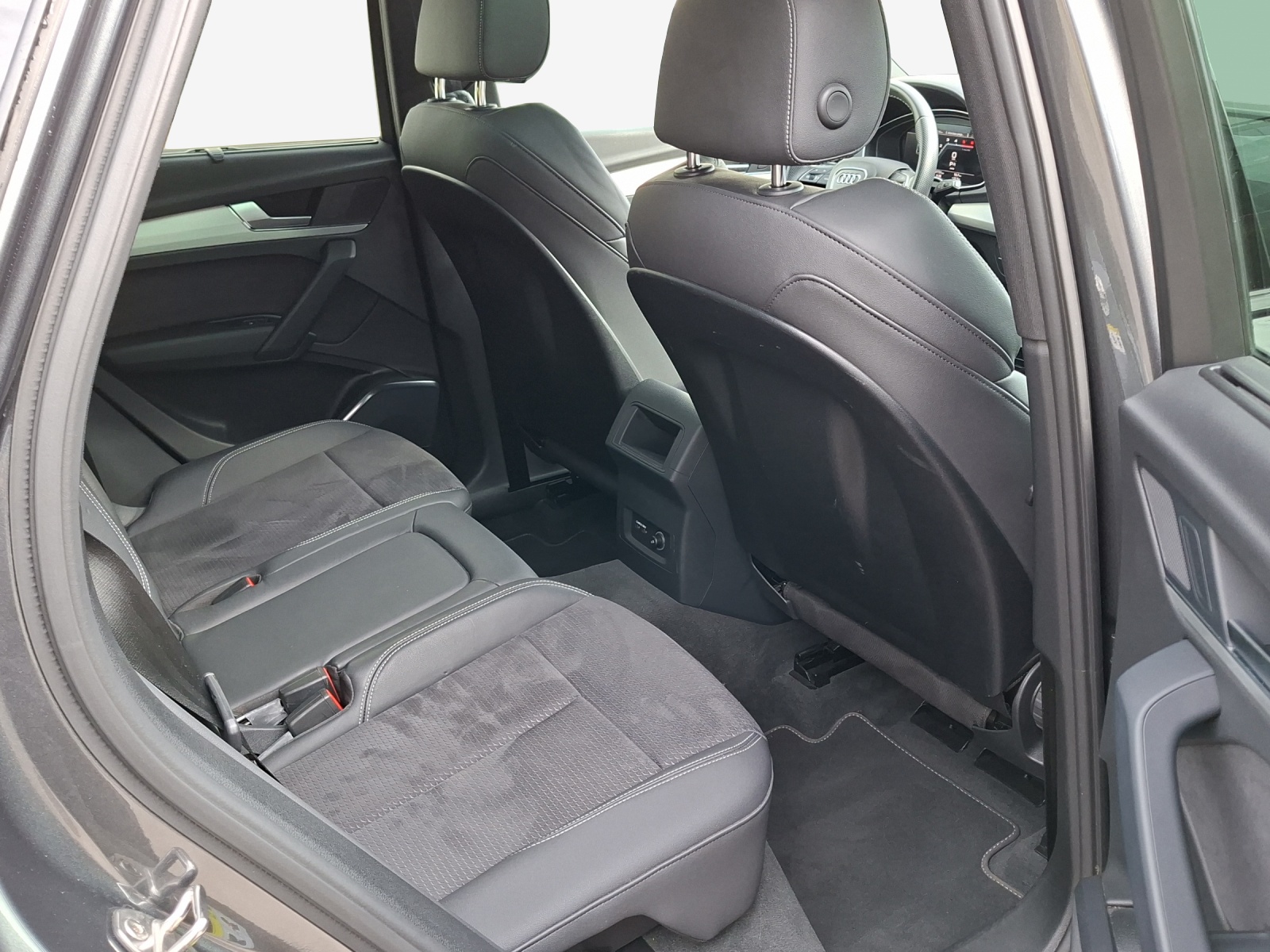 AUDI Q5 Sportback 40 TDI Blackedition quattro S-tronic-image-13