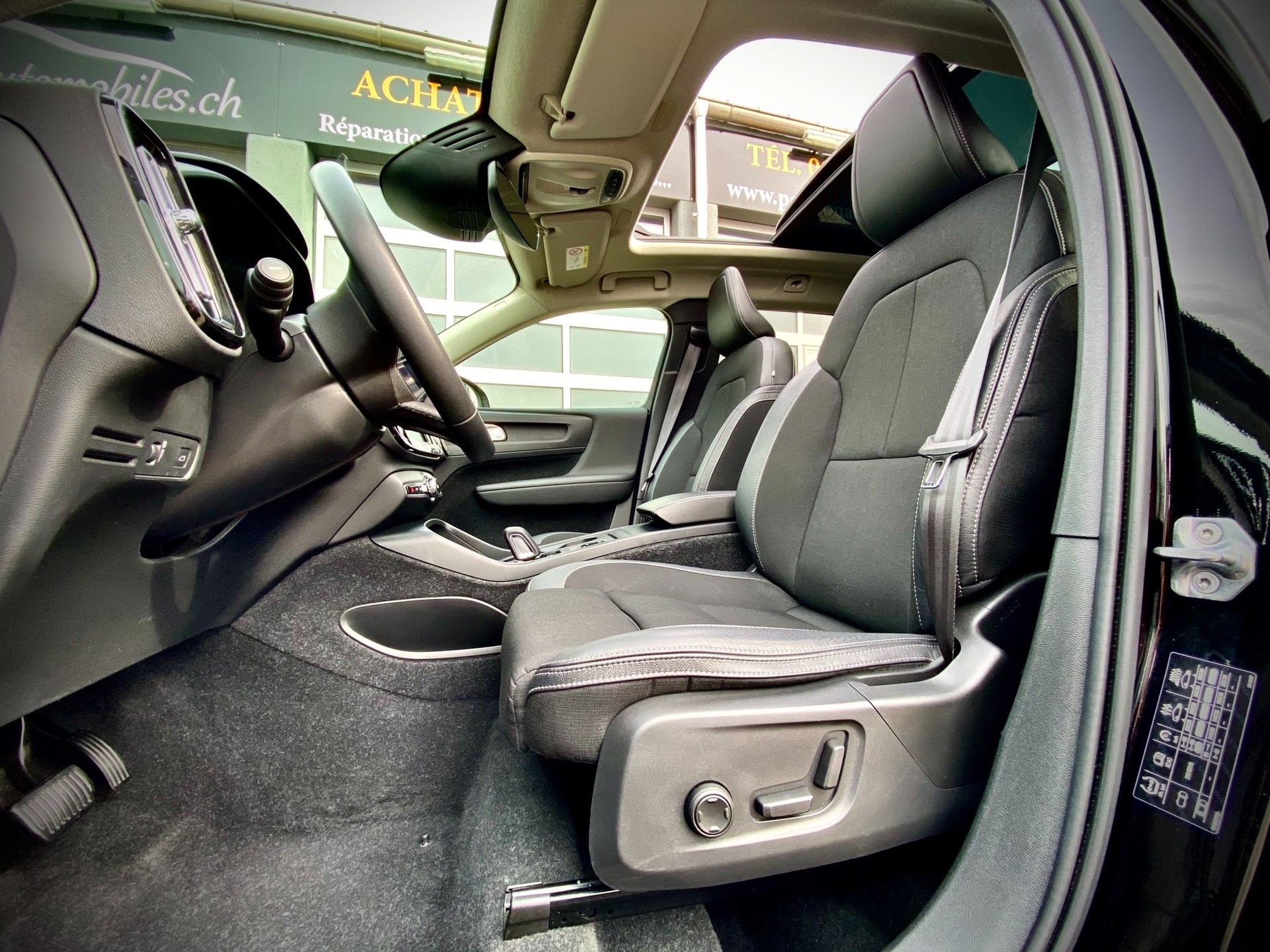 VOLVO XC40 T4 Momentum Geartronic - Véhicule Suisse (CH)-image-10