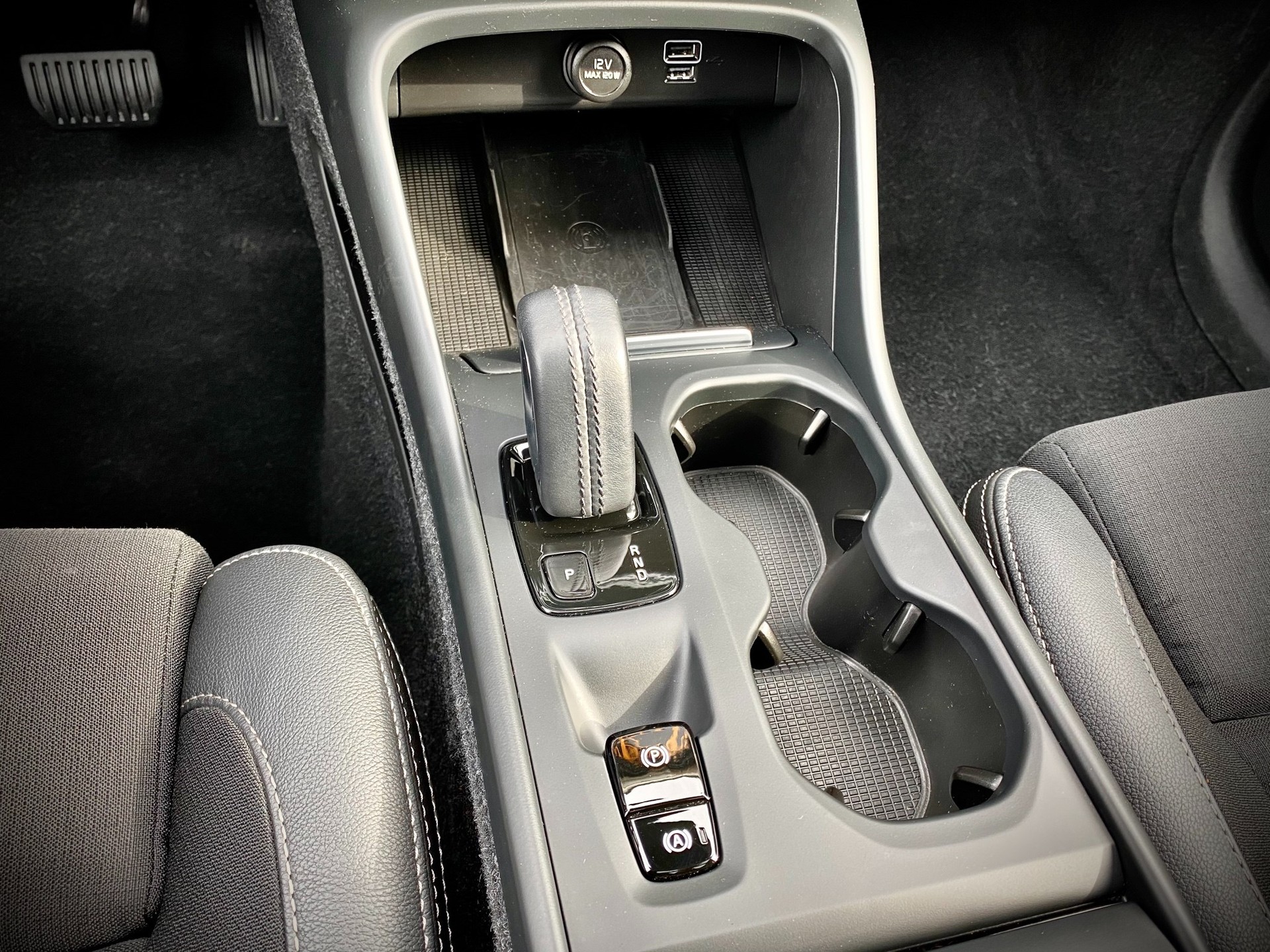 VOLVO XC40 T4 Momentum Geartronic - Véhicule Suisse (CH)-image-12