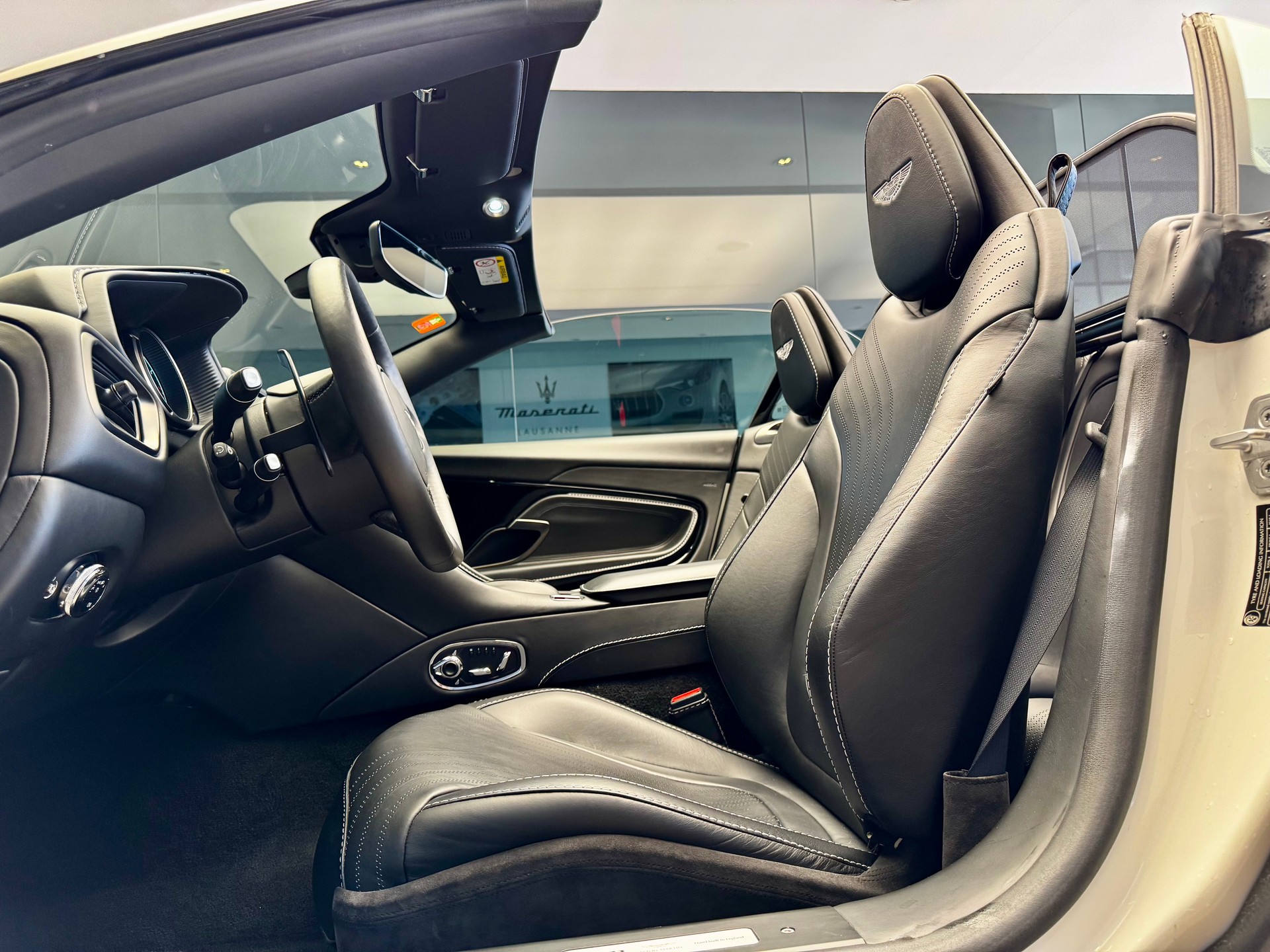 ASTON MARTIN DB11 V8 Volante Touchtronic 3-image-15