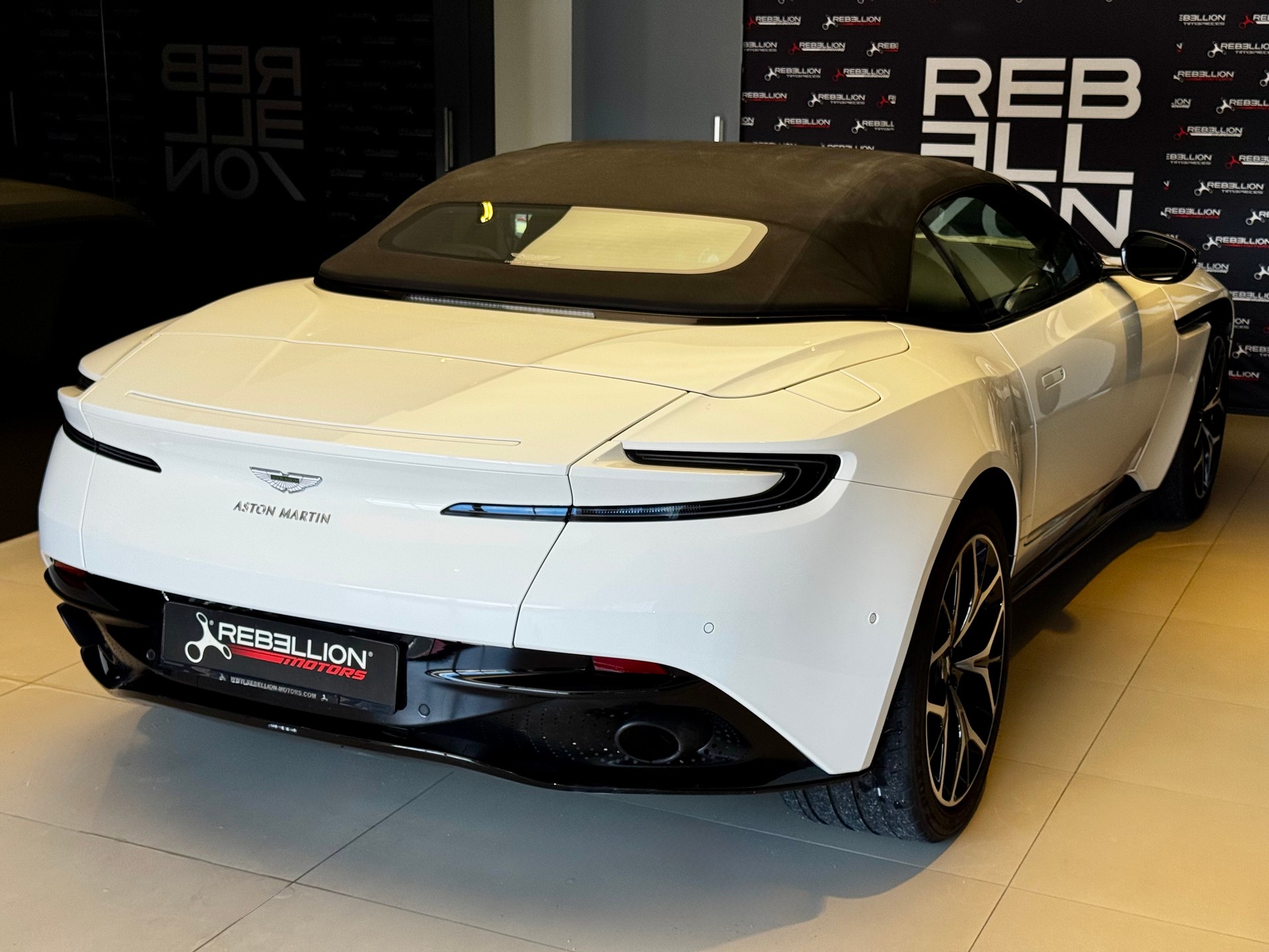 ASTON MARTIN DB11 V8 Volante Touchtronic 3-image-4