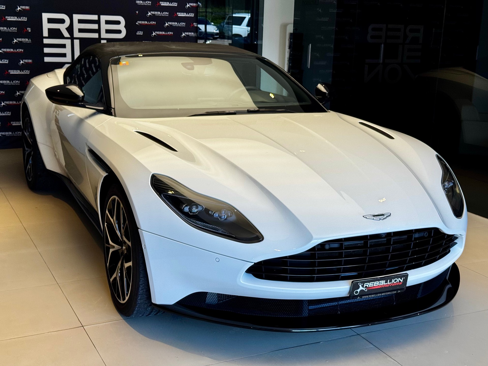 ASTON MARTIN DB11 V8 Volante Touchtronic 3-showroom-element-2