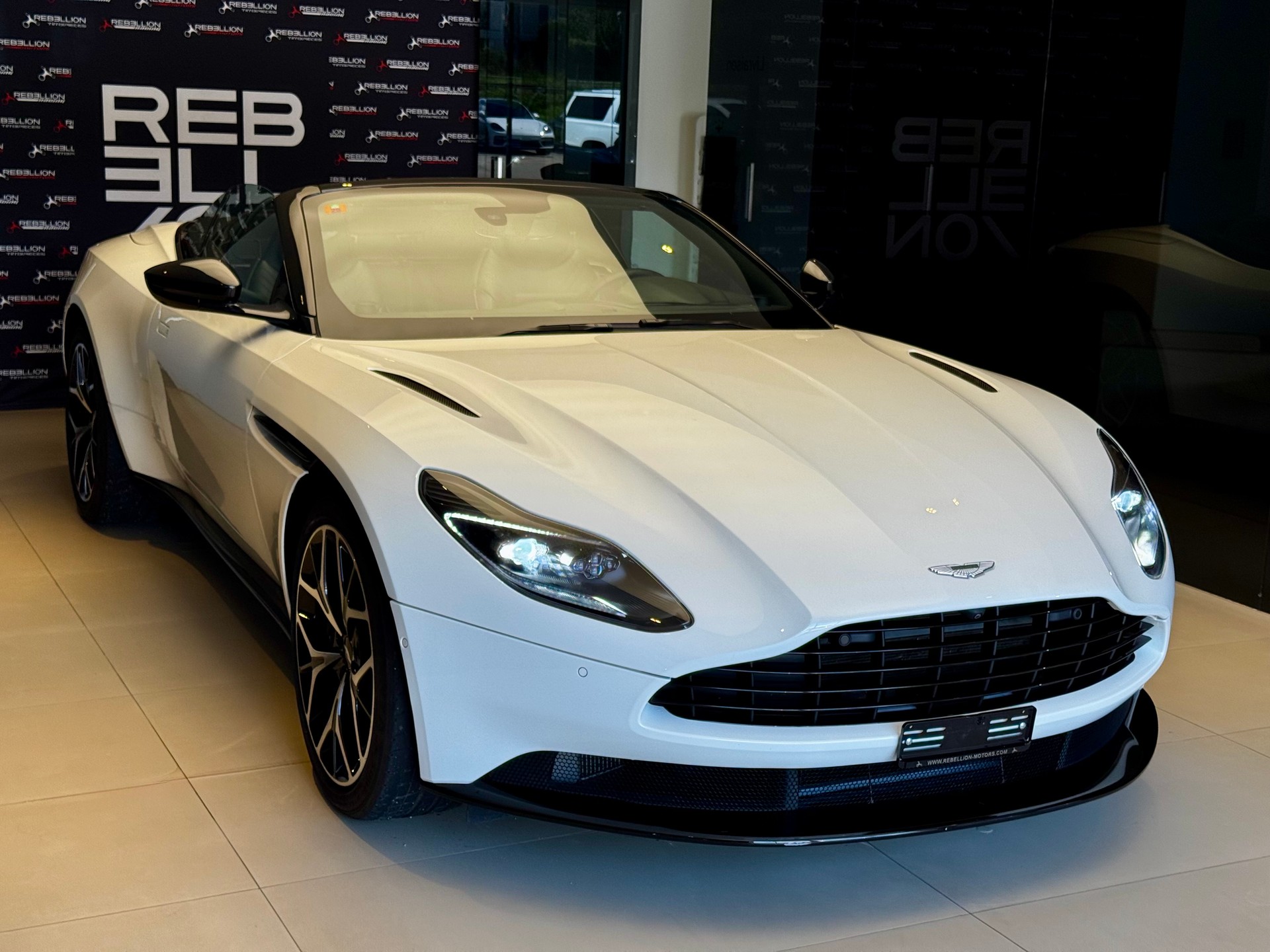 ASTON MARTIN DB11 V8 Volante Touchtronic 3-image-5