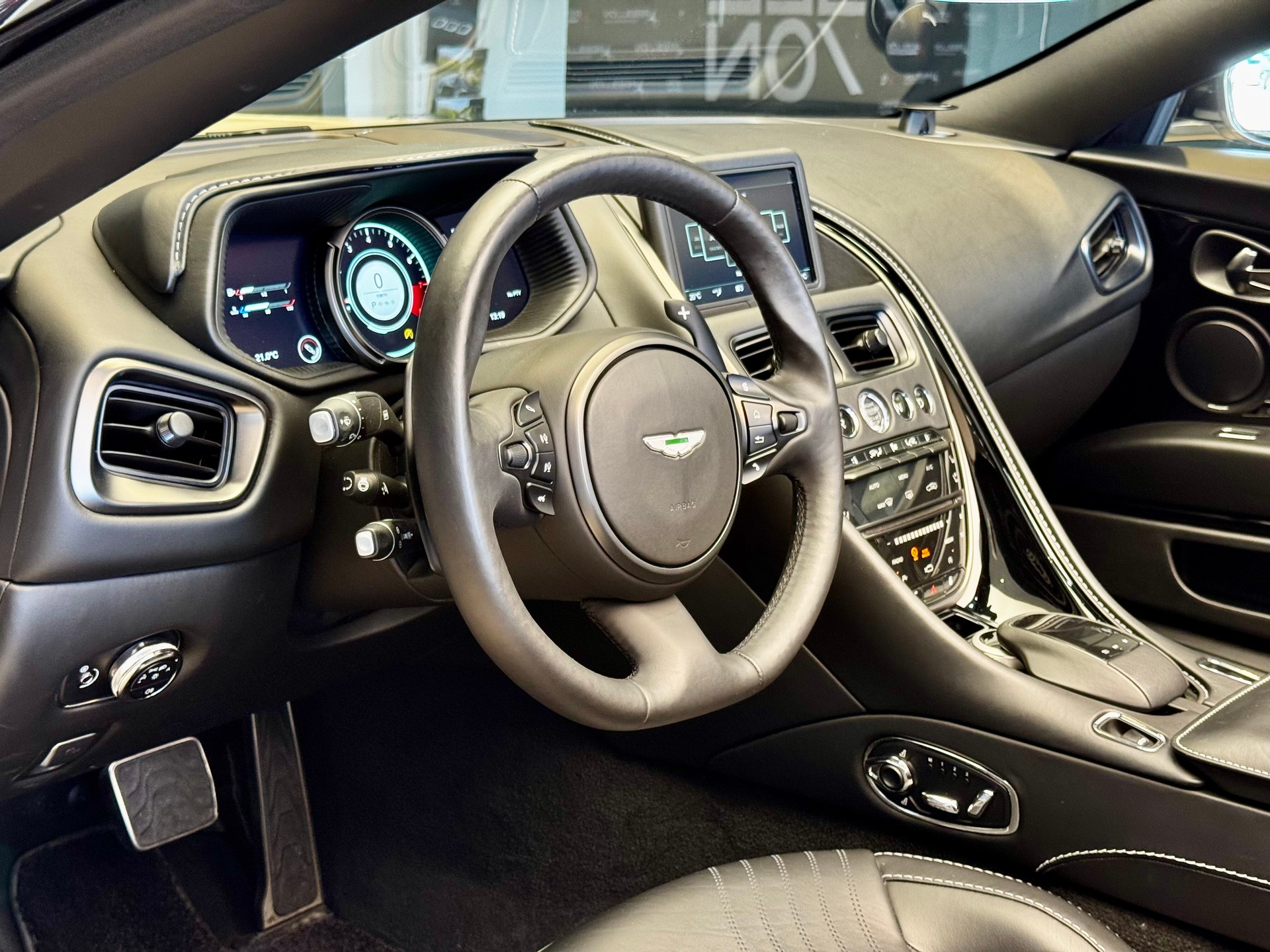 ASTON MARTIN DB11 V8 Volante Touchtronic 3-image-14