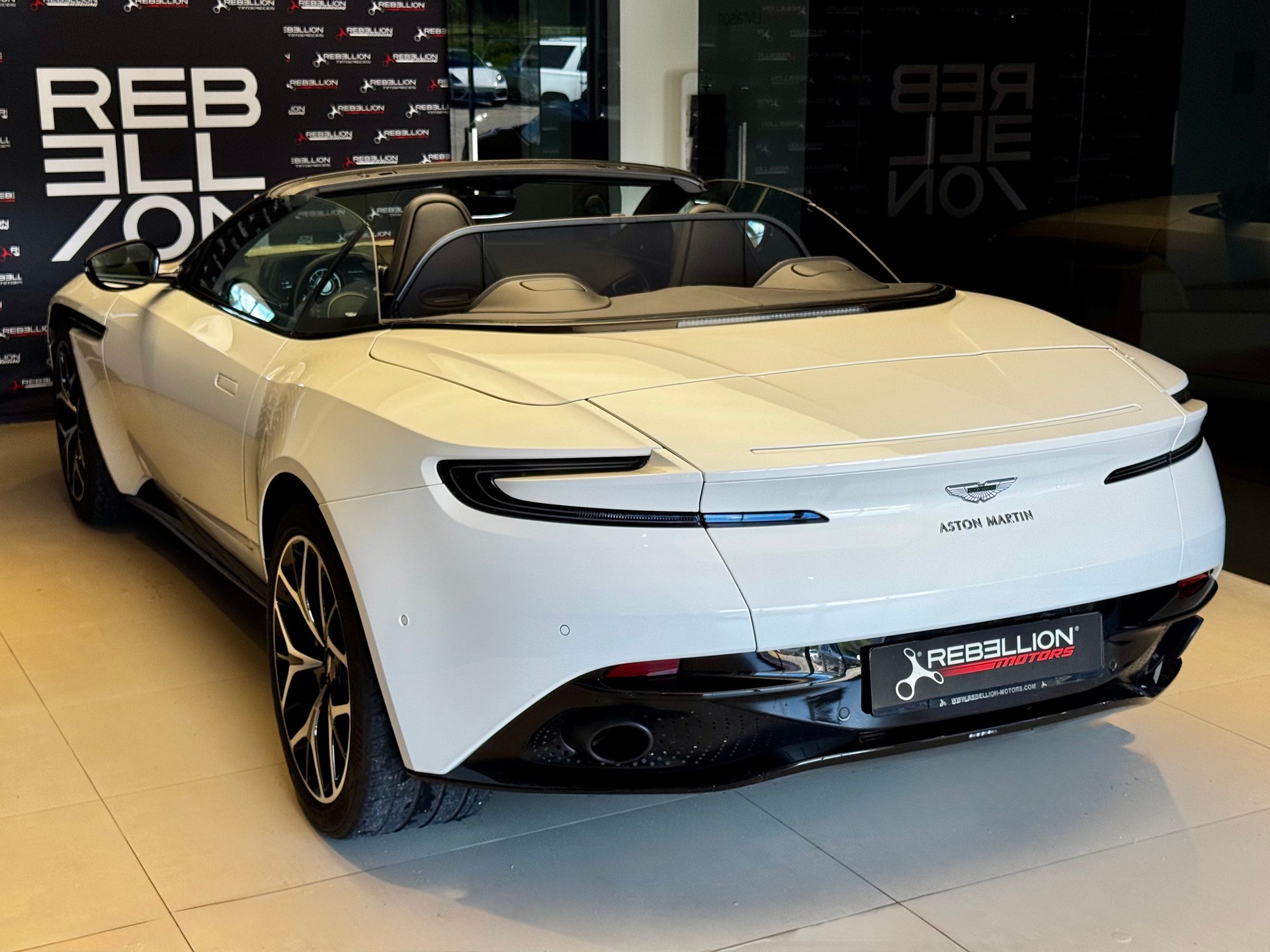 ASTON MARTIN DB11 V8 Volante Touchtronic 3-image-9