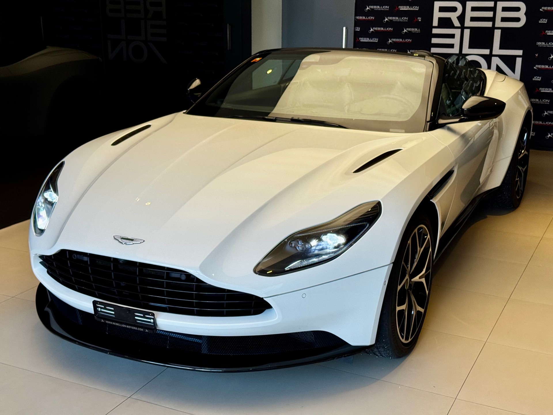 ASTON MARTIN DB11 V8 Volante Touchtronic 3-image-6