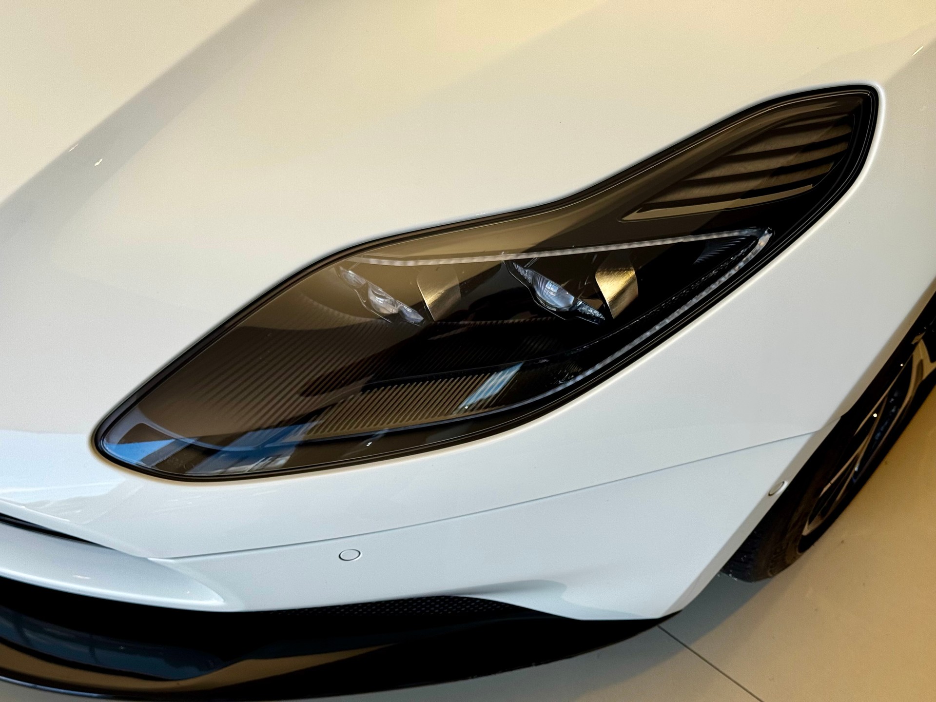 ASTON MARTIN DB11 V8 Volante Touchtronic 3-image-10