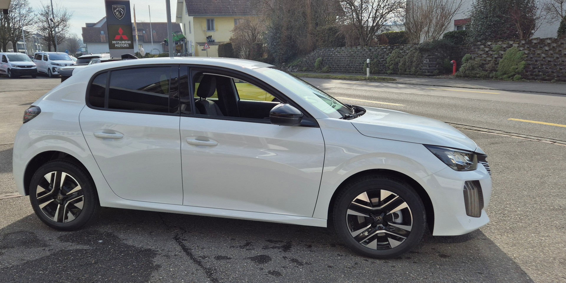 PEUGEOT e-208 Spirit II Automat-image-4