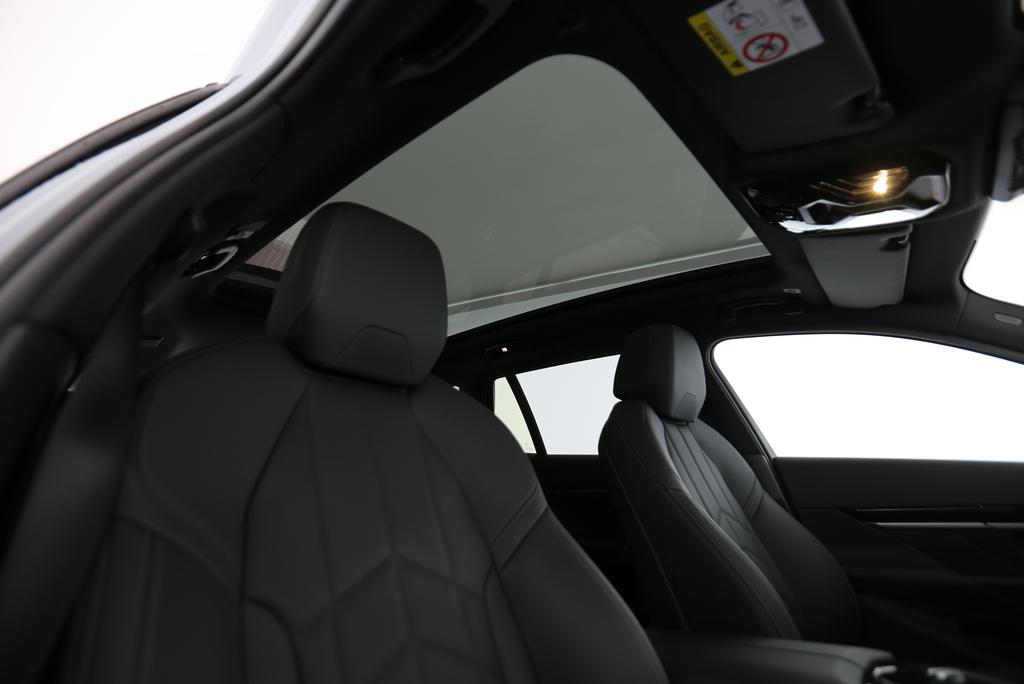 BMW 520d xDrive Touring-image-16