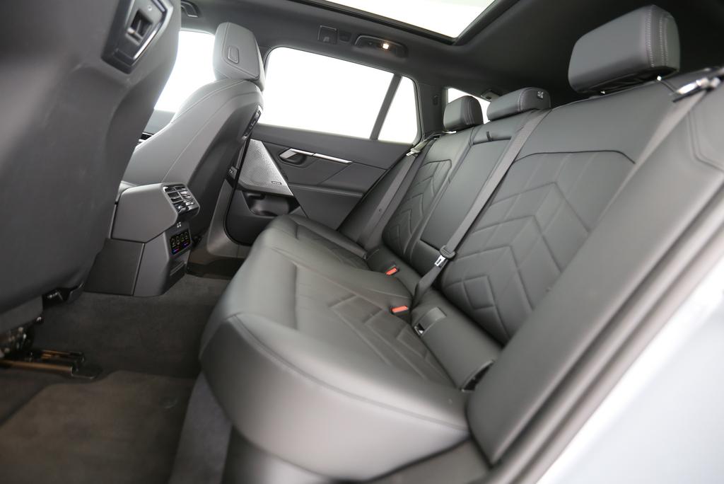 BMW 520d xDrive Touring-image-14