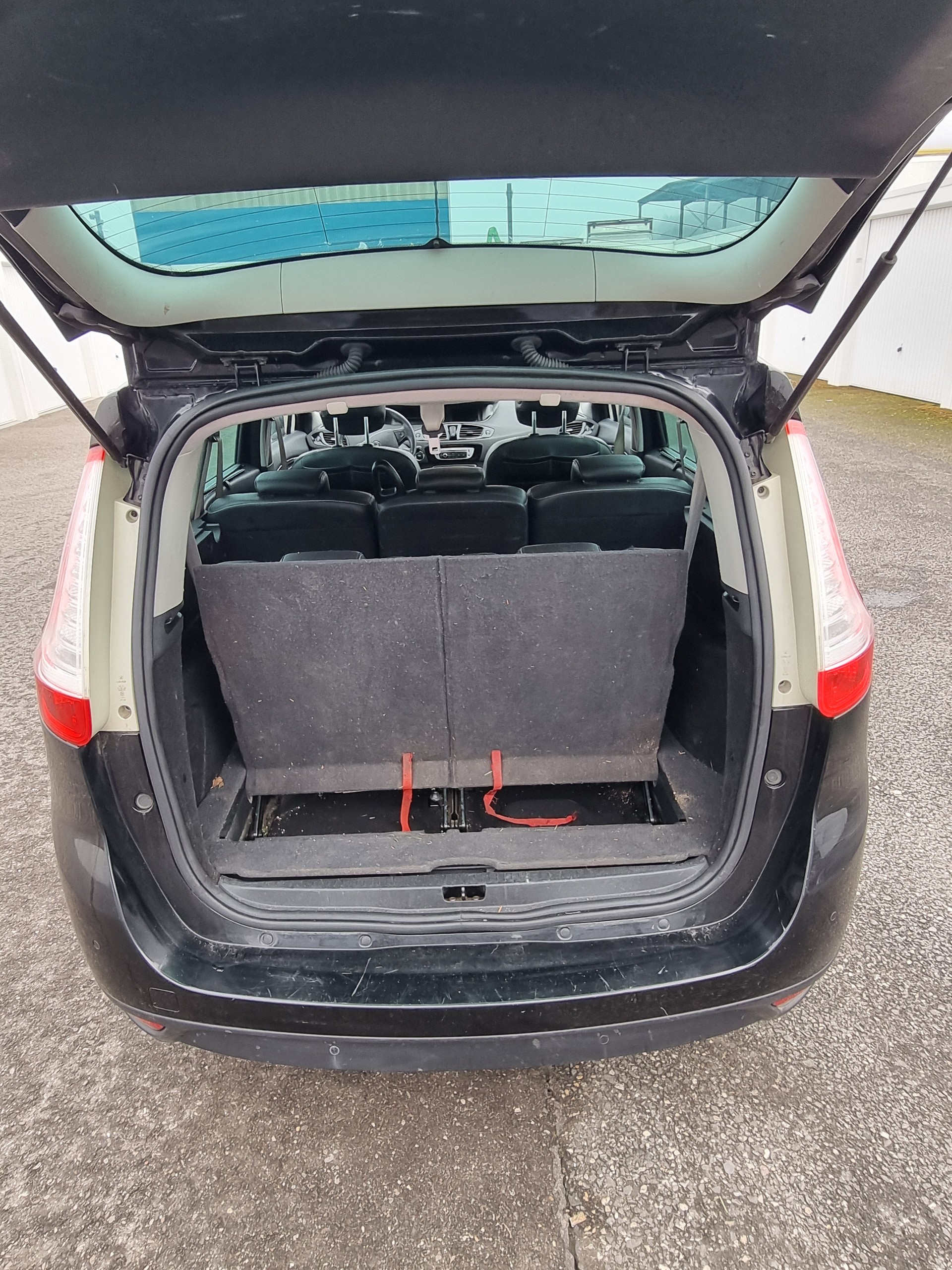 RENAULT Grand Scénic 1.6 dCi Swiss Edition-image-9