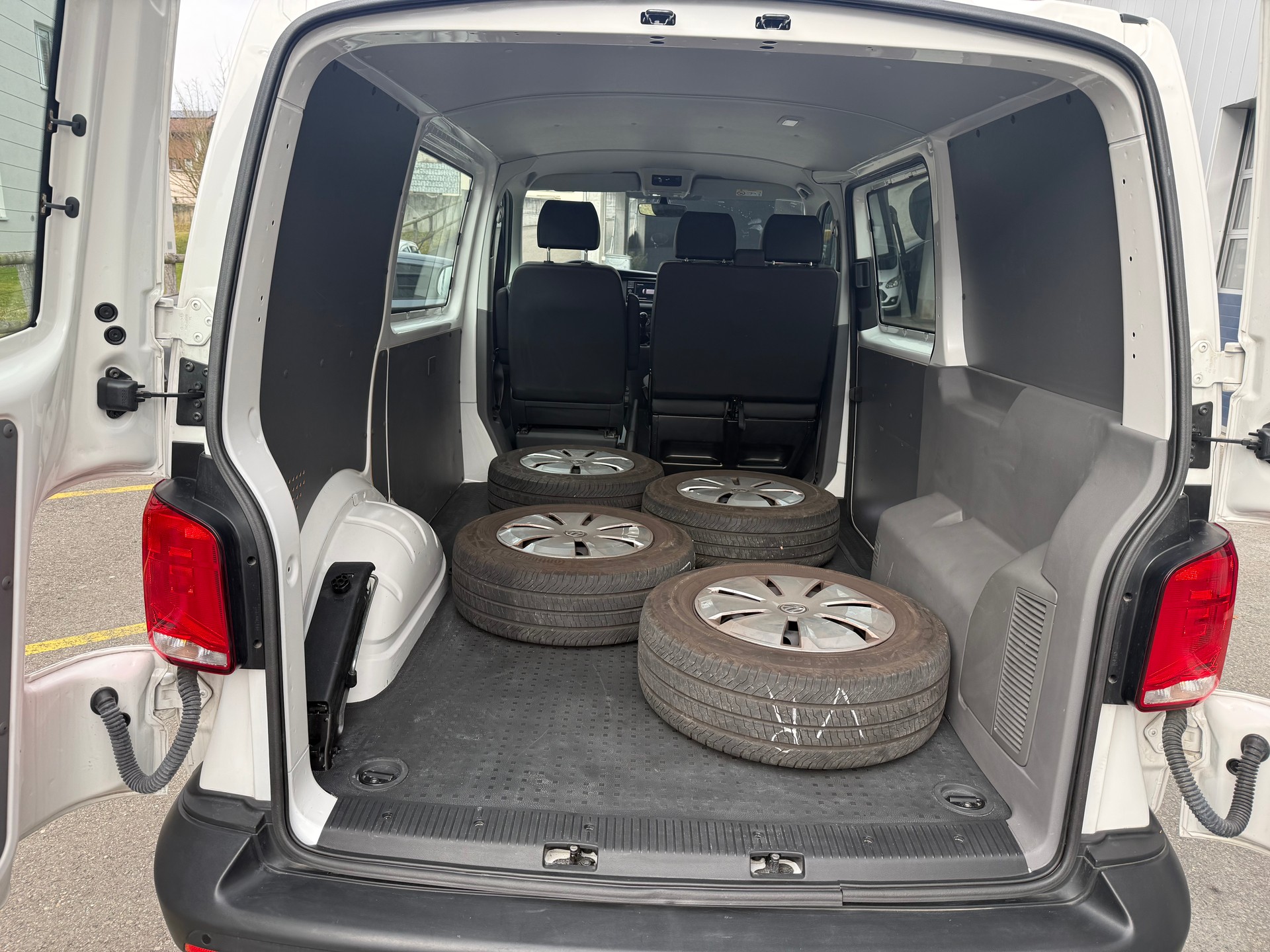 VW T6.1 2.0 TDI Entry-image-7