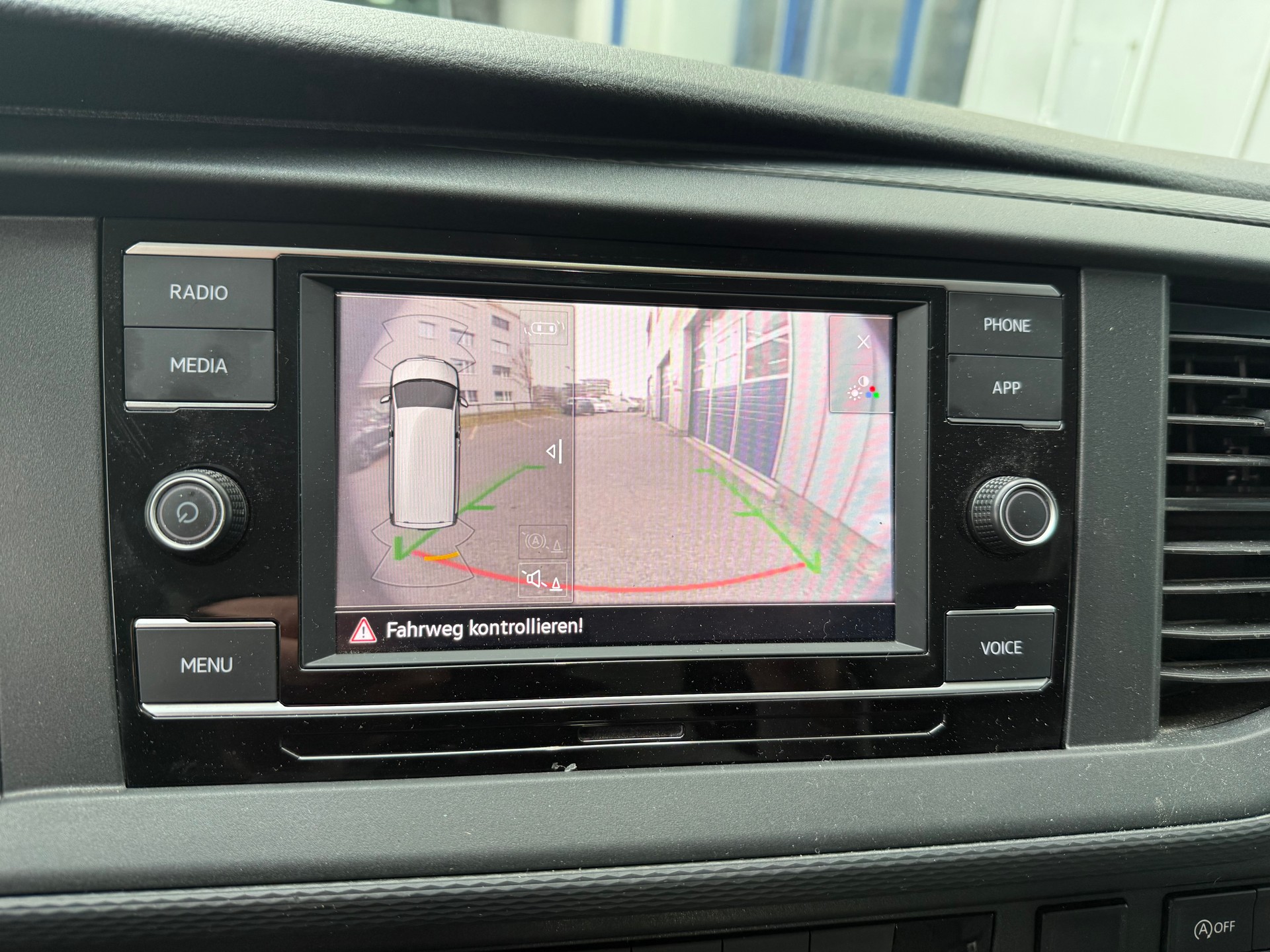 VW T6.1 2.0 TDI Entry-image-14
